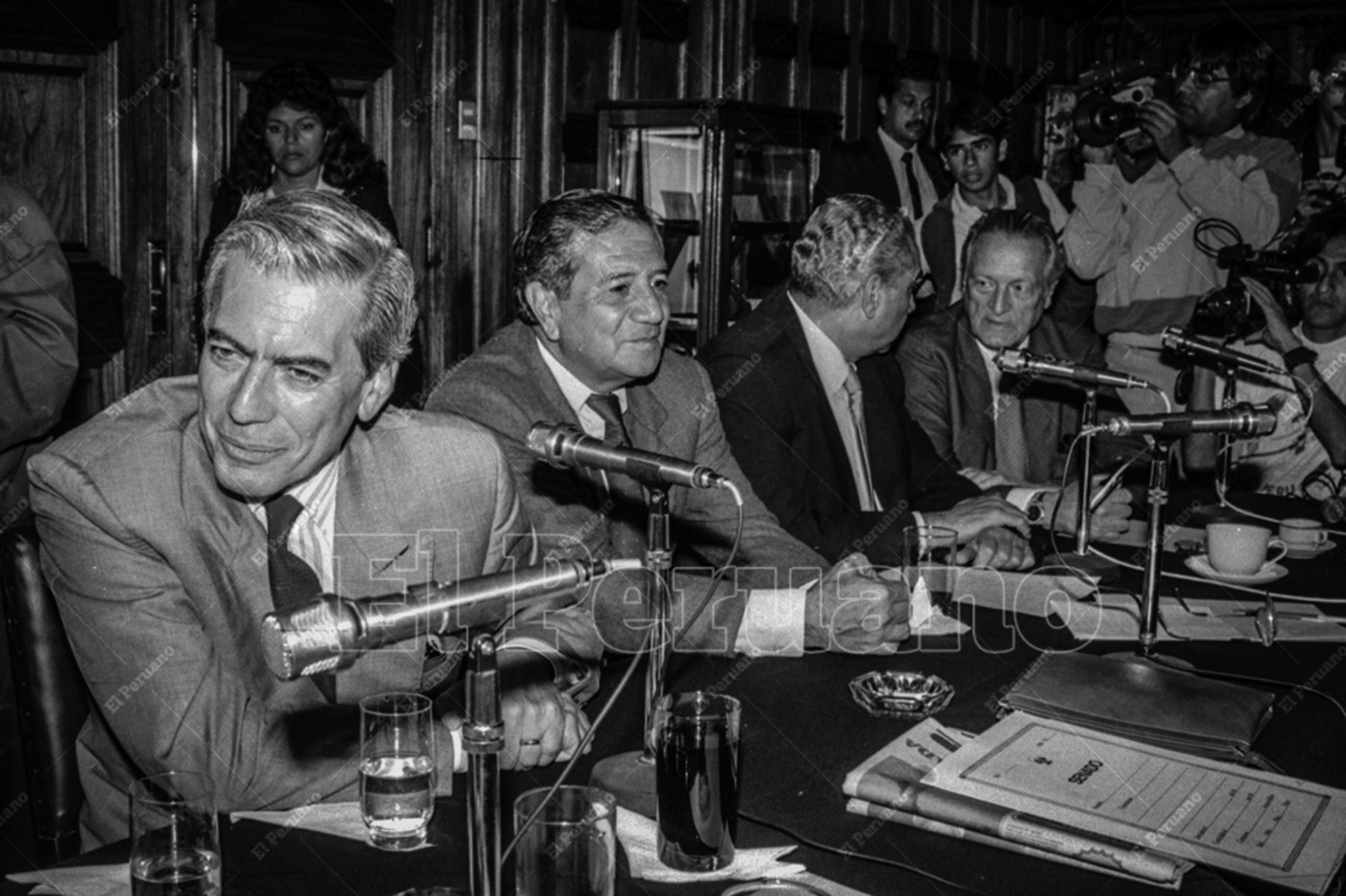 Lima - 14 mayo 1990 / Mario Vargas LLosa, candidato  a la presidencia por el Fredemo, se presentó en el Congreso de la República. Foto: Archivo Histórico de El Peruano / Leoncio Mariscal
