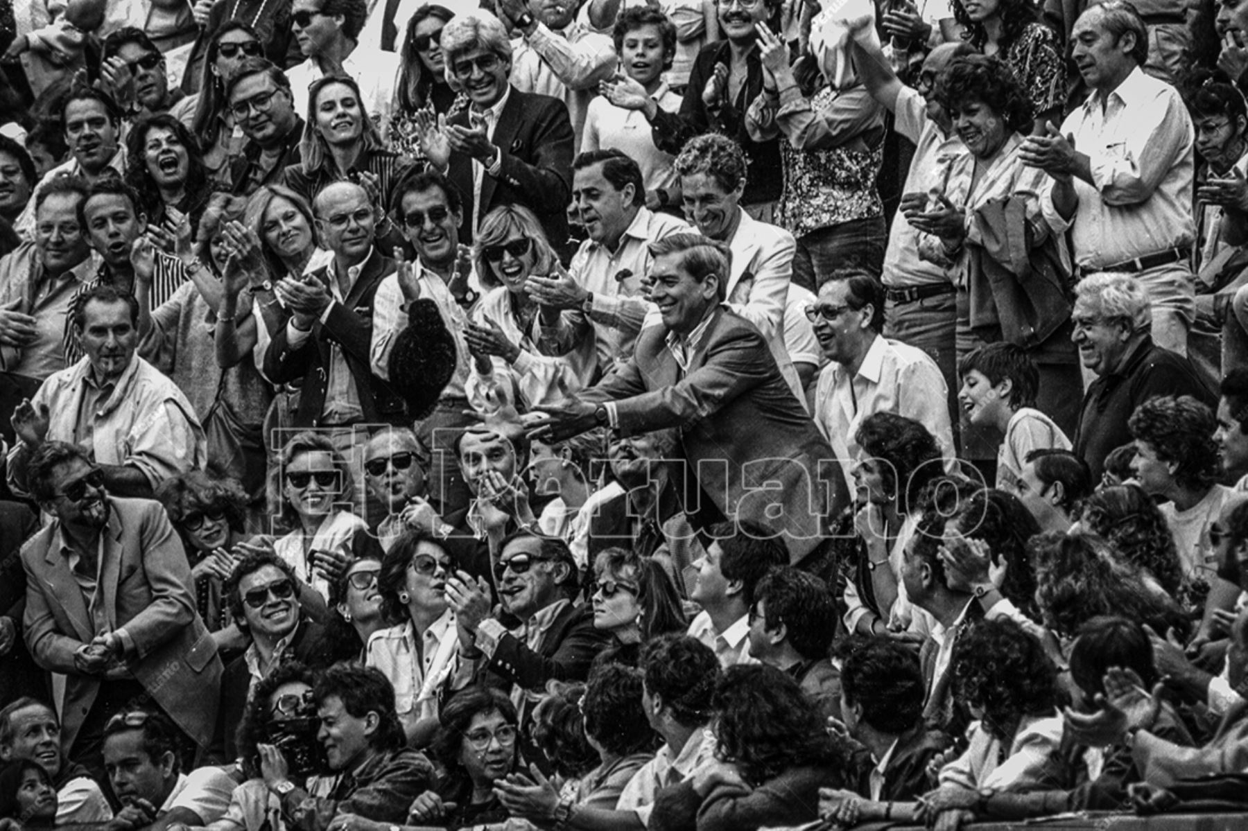 Lima - 26 noviembre 1989 / Escritor Mario Vargas Llosa homenajeado en la Plaza de Acho. Foto: Archivo Histórico de El Peruano / Leoncio Mariscal