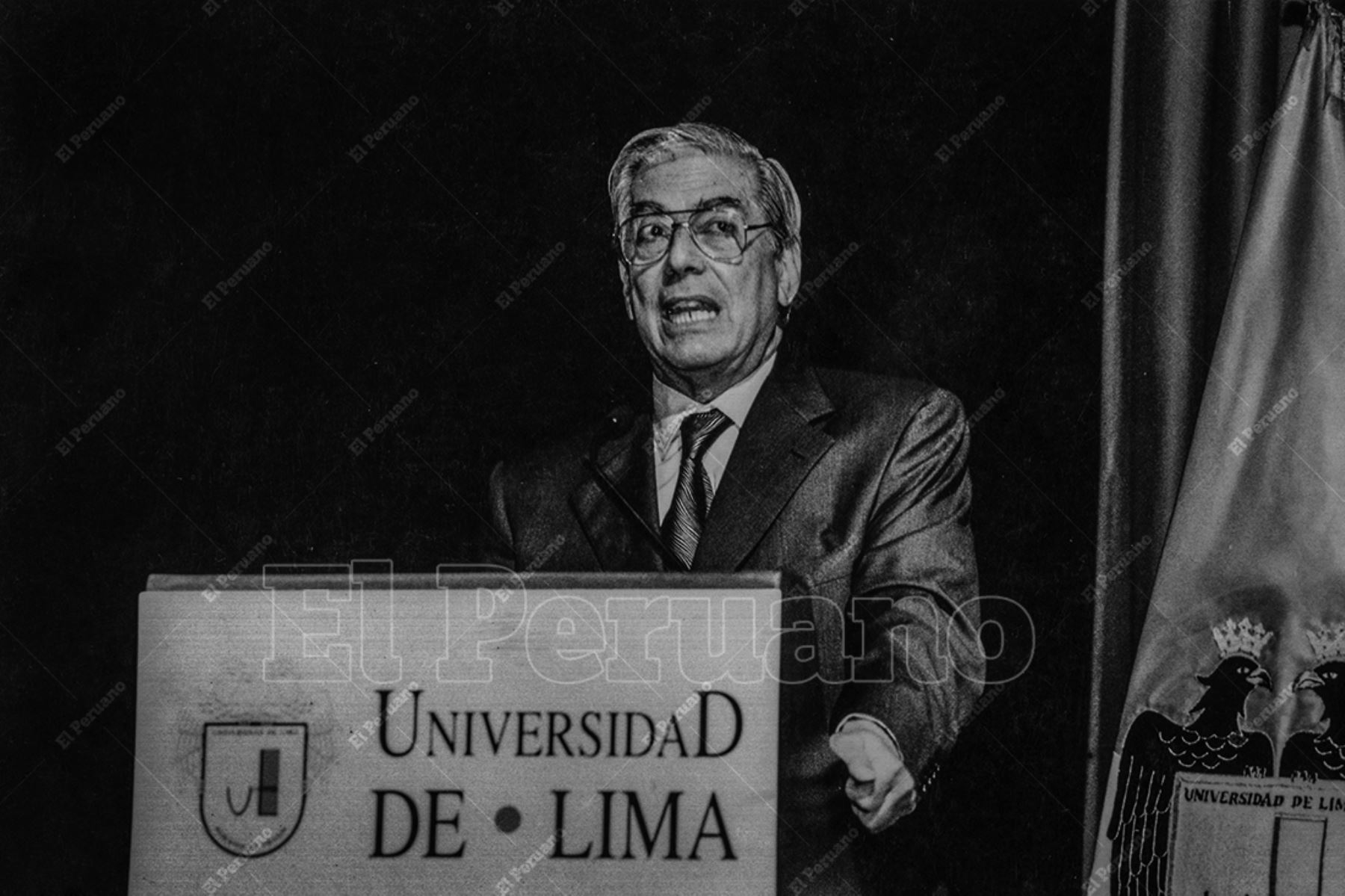 Lima - 13 noviembre 1997 / Conferencia del novelista  Mario Vargas Llosa en la Universidad de Lima. Foto: Archivo Histórico de El Peruano / Christian Bernuy