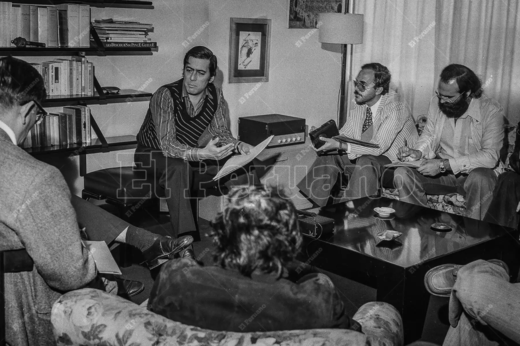 Lima - 30 octubre 1976 / El escritor Mario Vargas Llosa, en su calidad de presidente del Pen Club Internacional, en conferencia de prensa con periodistas nacionales y extranjeros da a conocer la carta que enviará al presidente Rafael Videla, protestando por la violación de los derechos humanos en Argentina. Foto: Archivo Histórico de El Peruano / Oswaldo Sánchez