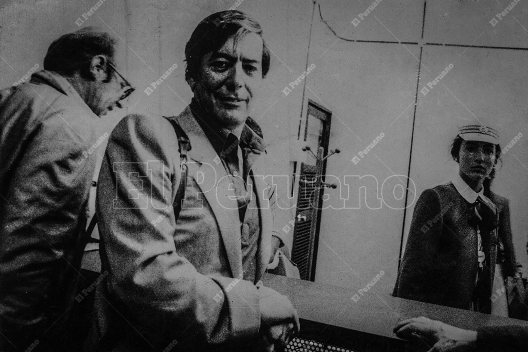 Callao - 16 junio 1982 / Escritor Mario Vargas Llosa,  autor de Conversación en la catedral, en el aeropuerto Jorge Chávez. Foto: Archivo Histórico de El Peruano / Rolando Ángeles