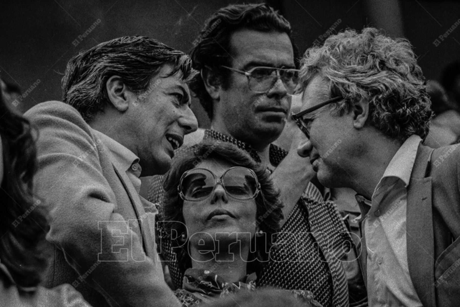 Lima - 14 noviembre 1981 / El escritor Mario Vargas Llosa junto a su esposa Patricia Llosa en la Plaza de Acho. Foto: Archivo Histórico de El Peruano / Norman Córdova