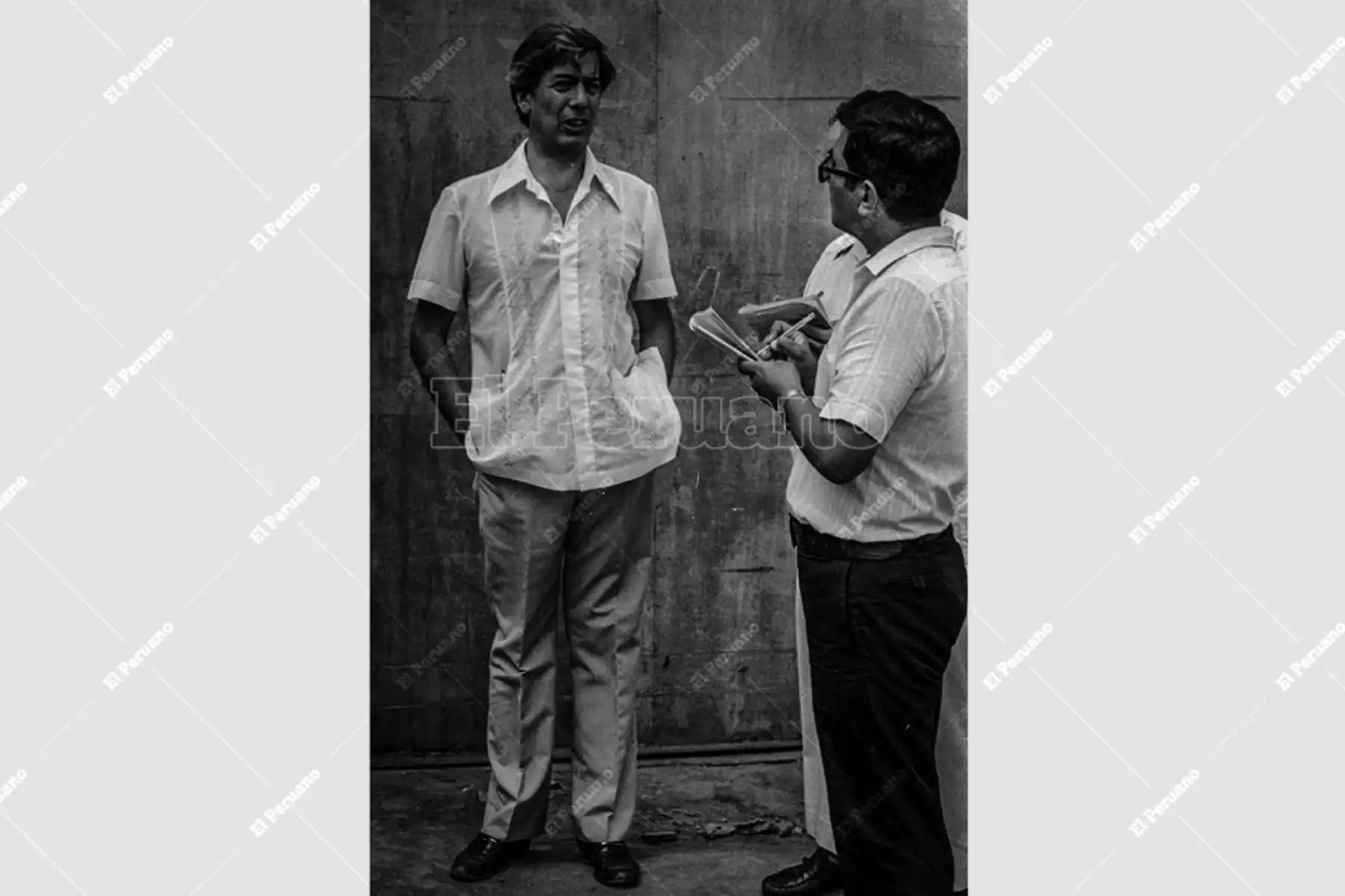 Lima - 5 febrero 1980 / El escritor Mario Vargas Llosa, autor de La casa verde y La ciudad y los perros,  brinda declaraciones luego de una ceremonia cívica. Foto: Archivo Histórico de El Peruano / Alejandro Aguirre