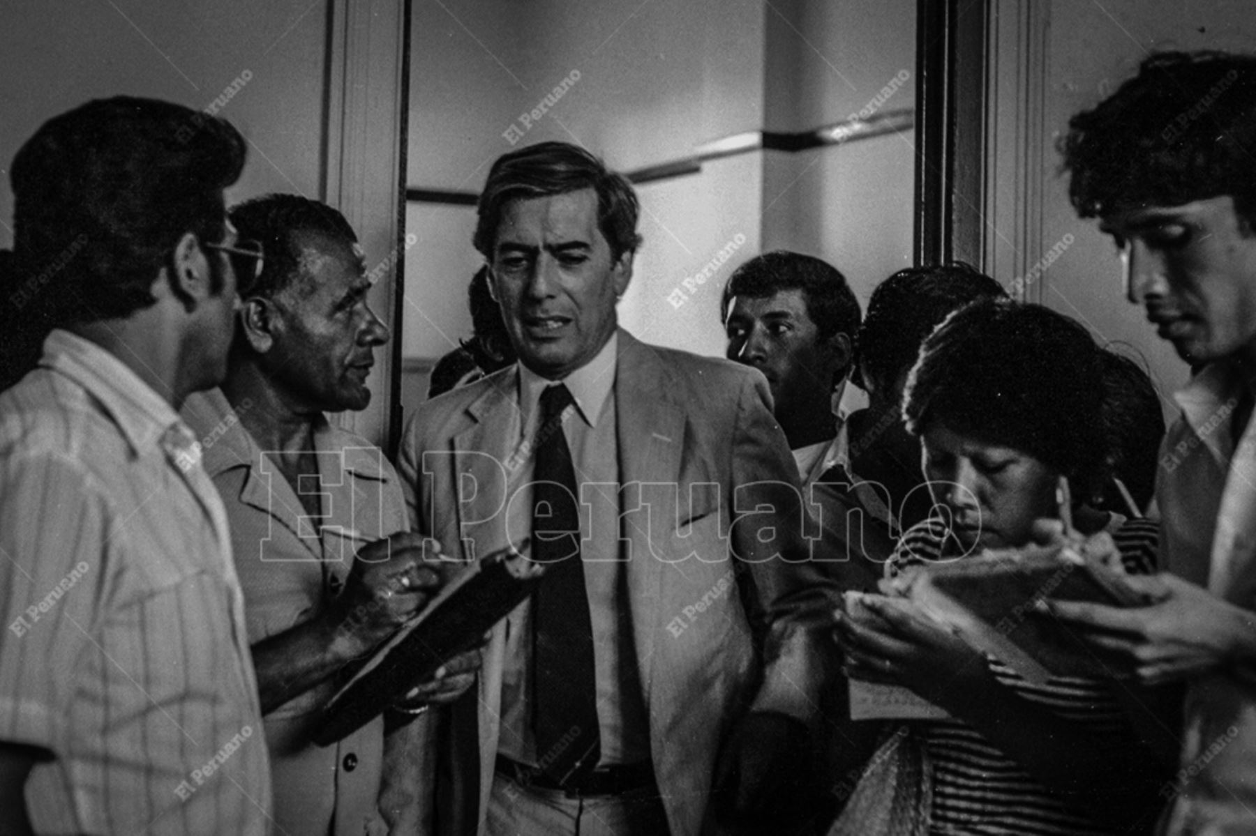 Lima - 7 abril 1983 / El celebrado novelista Mario Vargas Llosa declara a la prensa luego de una audiencia judicial. Foto: Archivo Histórico de El Peruano / Bernabé Wong