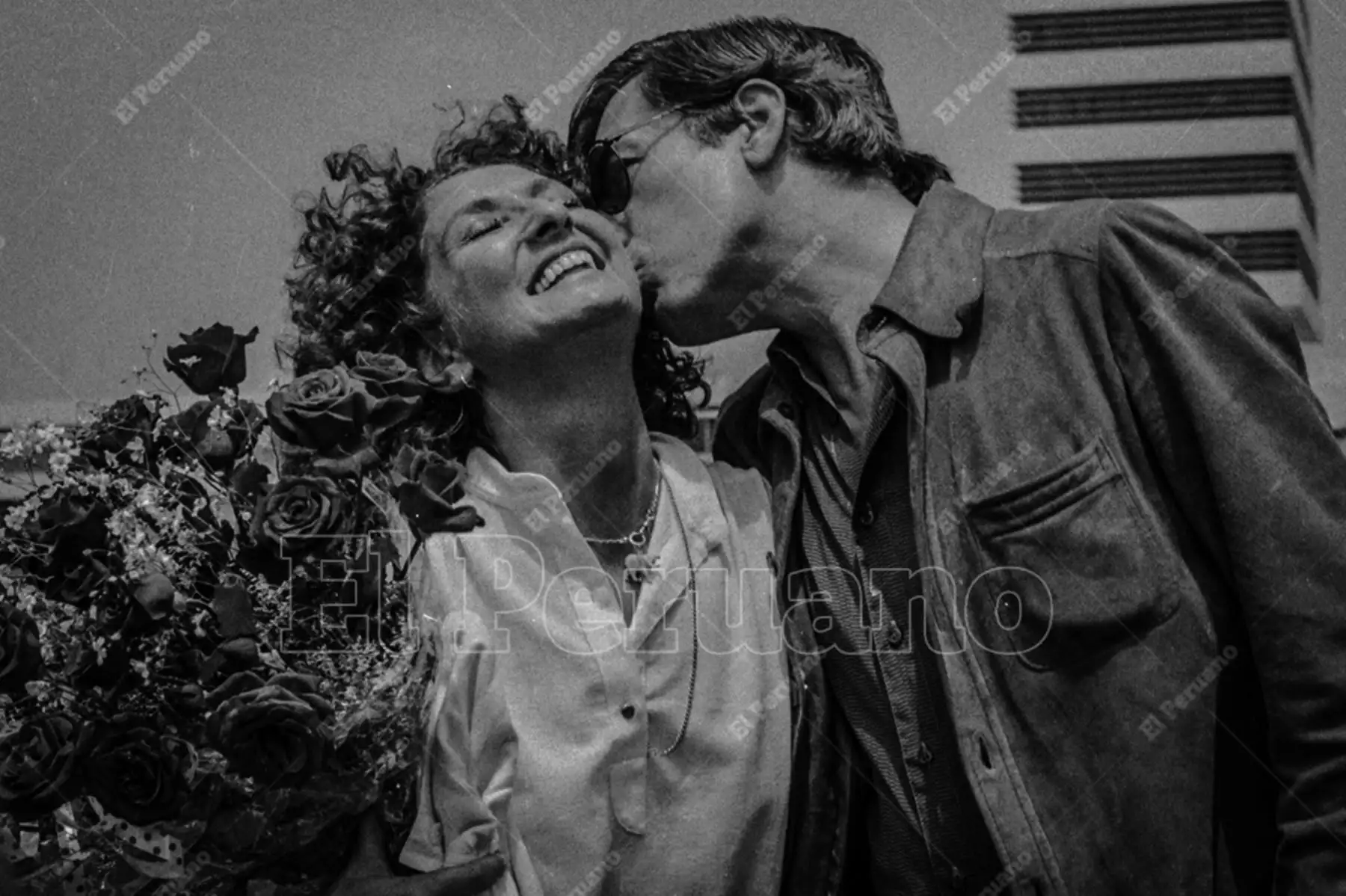 Lima - 1 diciembre 1984 /  Mario Vargas Llosa y la actriz argentina Norma  Aleandro en el aeropuerto Jorge Chávez. Foto: Archivo Histórico de El Peruano / Américo Alburquerque