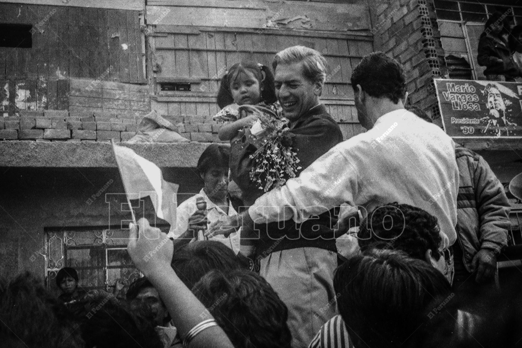 Callao - 20 mayo 1990 / Mario Vargas Llosa, candidato presidencial por el Frente Democrático (FREDEMO), continúa con su campaña electoral en el asentamiento humano Sarita Colonia del Callao. Foto: Archivo Histórico de El Peruano / Rómulo Luján