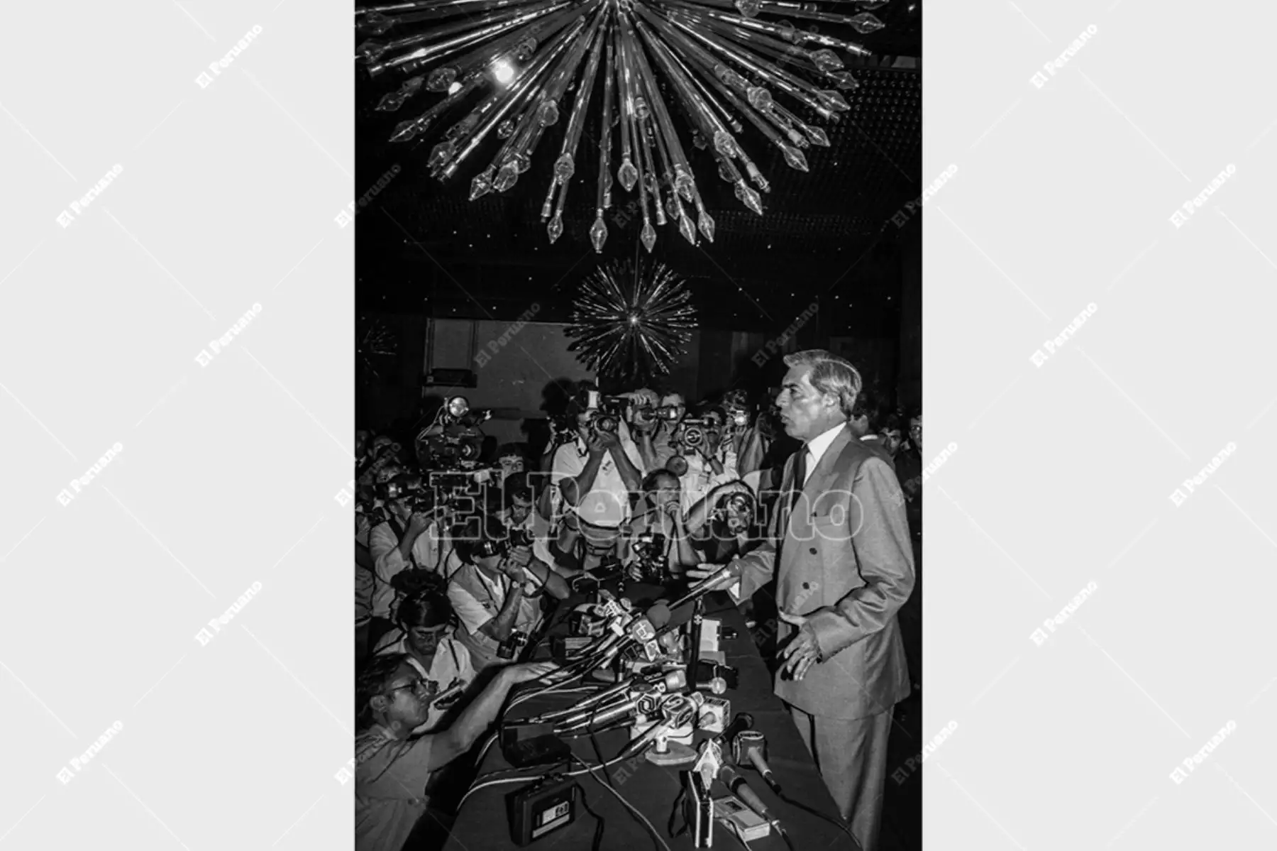 Lima - 8 abril 1990 / Conferencia de prensa de Mario Vargas Llosa, candidato presidencial por el Fredemo, luego de conocer los primeros resultados de la primera vuelta electoral. Archivo Histórico de El Peruano / Rómulo Luján