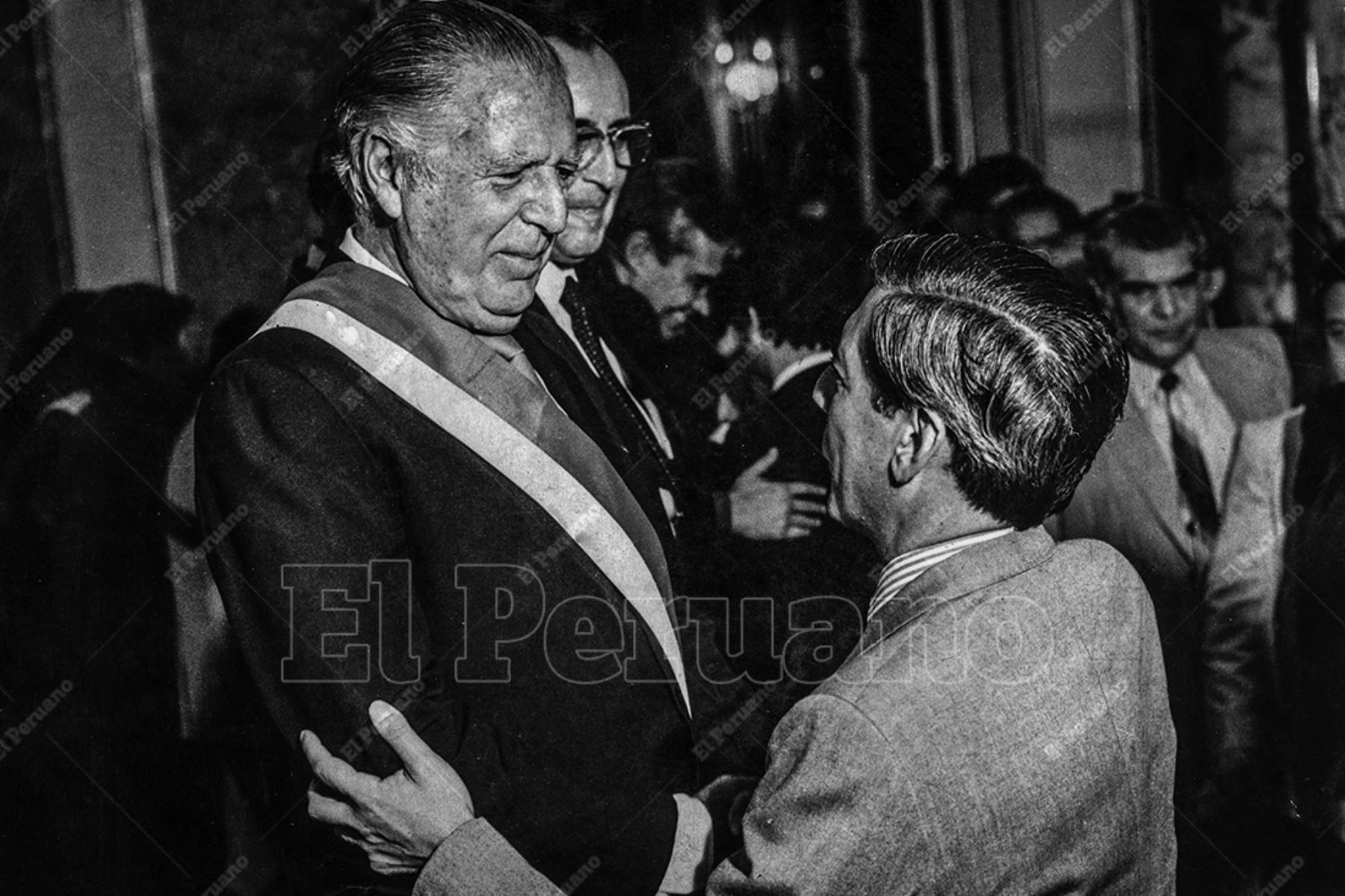 Lima - 11 abril 1984 / El presidente Fernando Belaunde Terry recibe el saludo del escritor Mario Vargas Llosa en Palacio de Gobierno luego de la juramentación del nuevo gabinete ministerial. Foto: Archivo Histórico de El Peruano / Norman Córdova