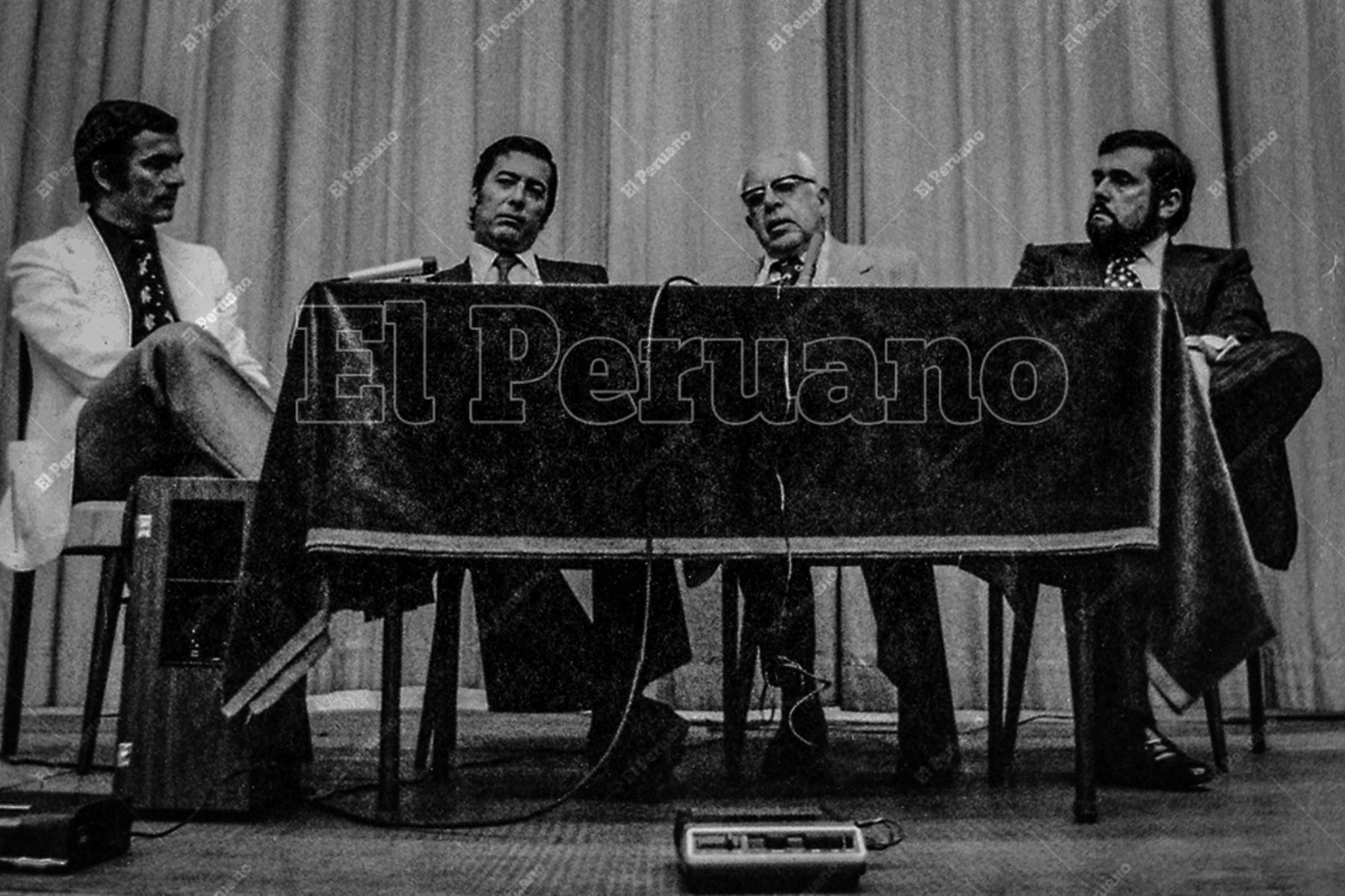 Lima - 22 ene 1976 / El escritor Mario Vargas Llosa y Luis Alberto Sánchez en la presentación del libro de Martín Adán  en la Alianza Francesa. Foto: Archivo Histórico de El Peruano / Leoncio Mariscal