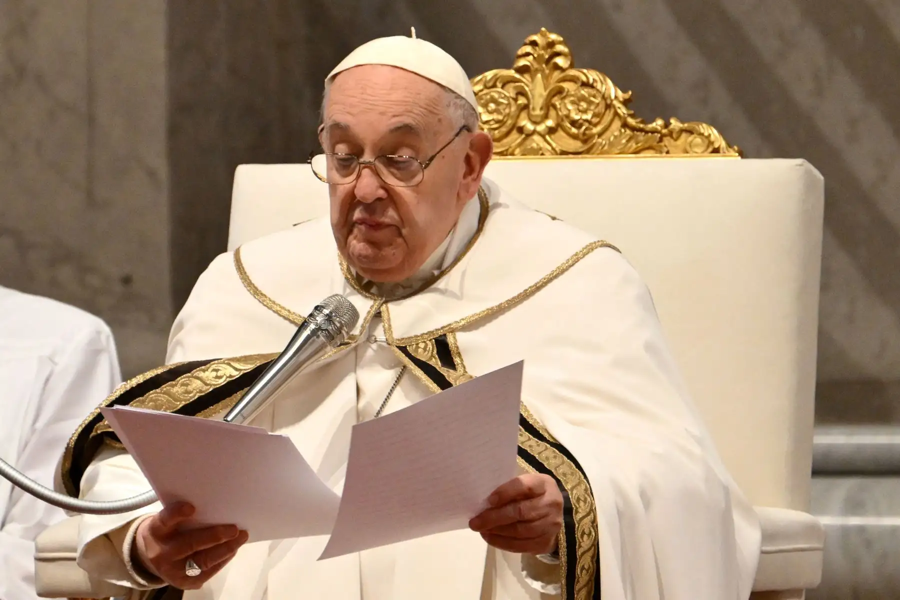 El Papa Francisco lee durante la misa Crismal del Jueves Santo en la Basílica de San Pedro, en el Vaticano. Foto: ANDINA/AFP