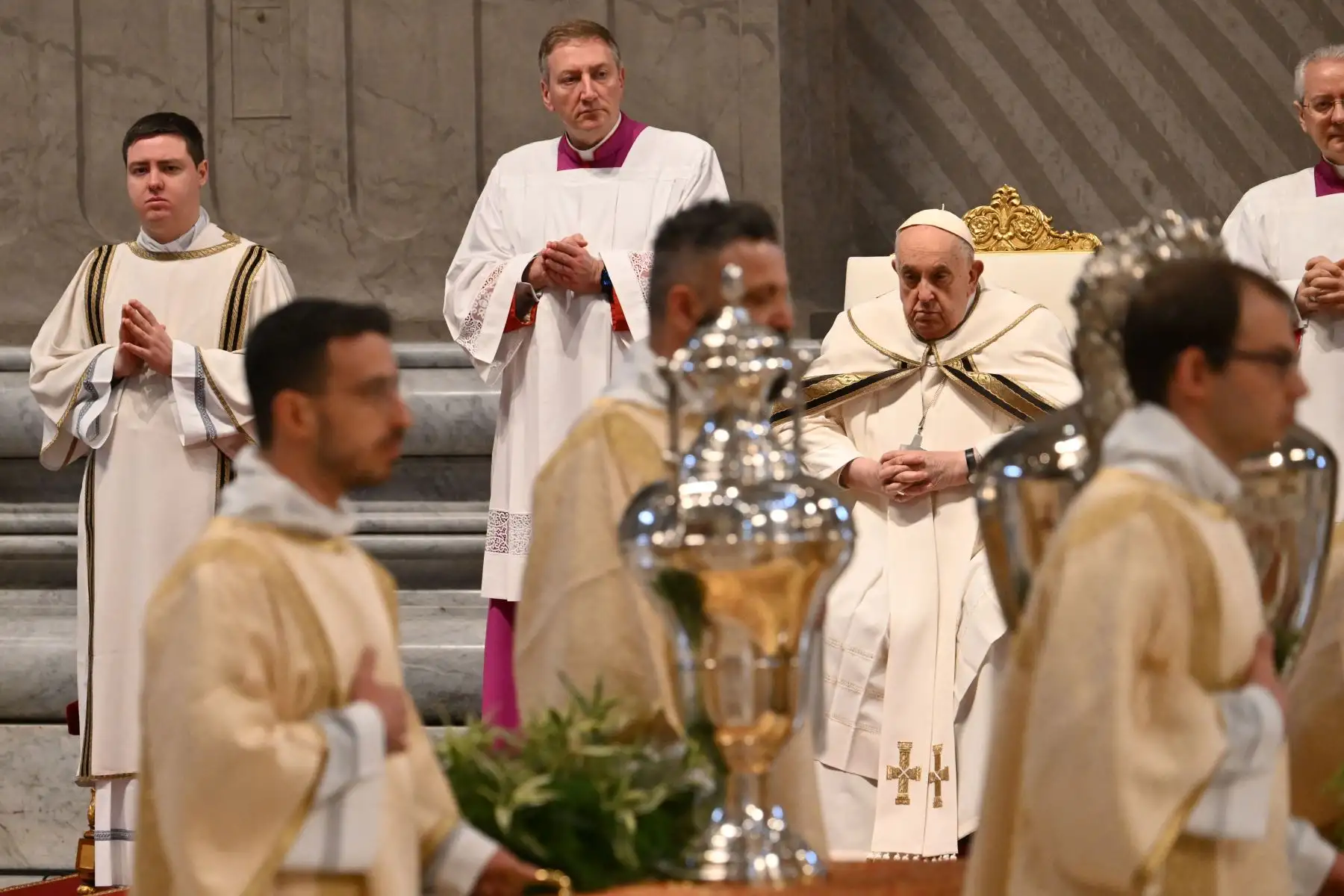 El Papa Francisco preside la misa crismal del Jueves Santo en la Basílica de San Pedro, en el Vaticano. Foto: ANDINA/AFP