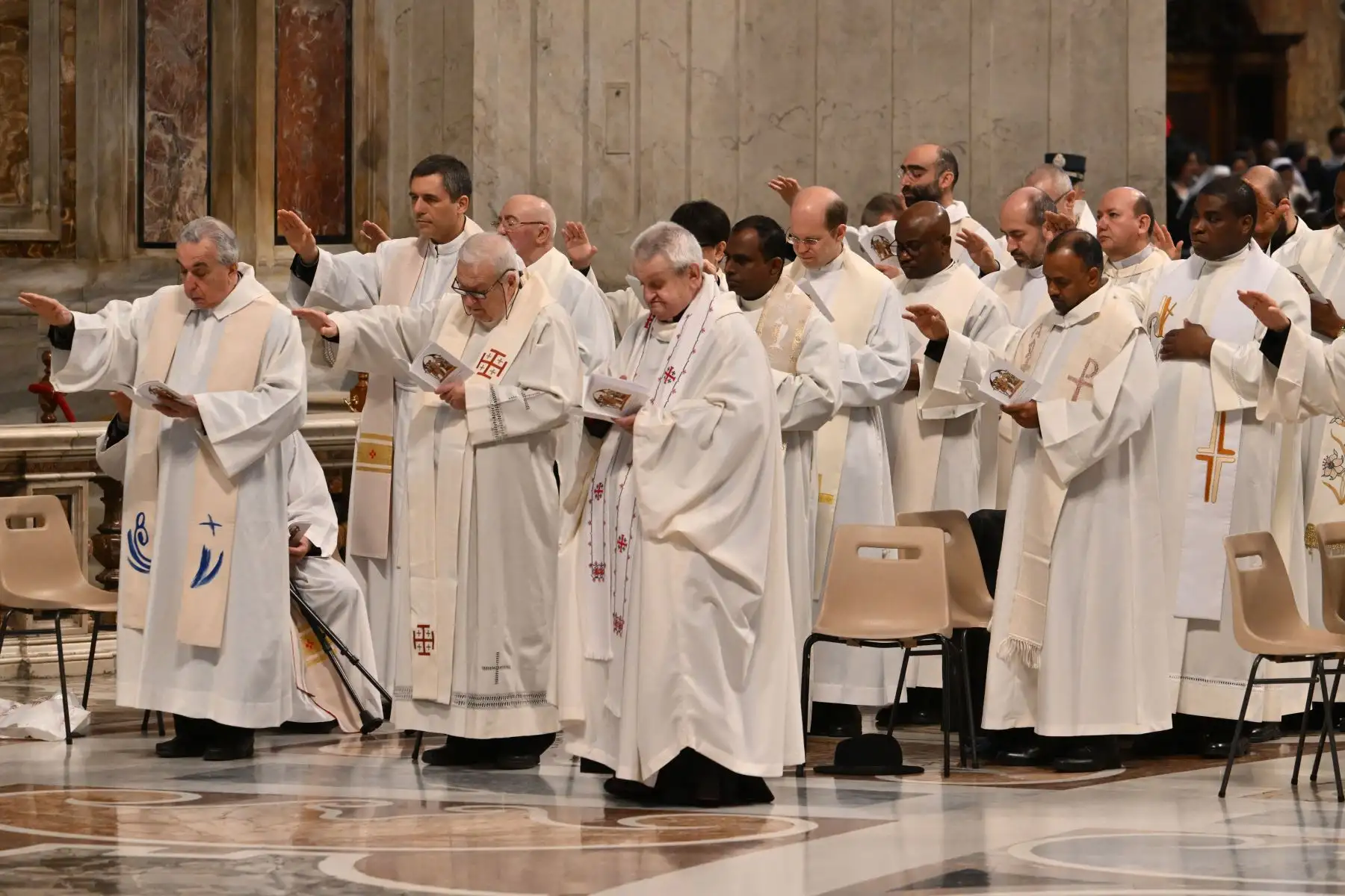 Los sacerdotes bendicen las tinajas que contienen el Santo Crisma durante la misa del Jueves Santo en la Basílica de San Pedro, en el Vaticano. 
Foto: ANDINA/AFP