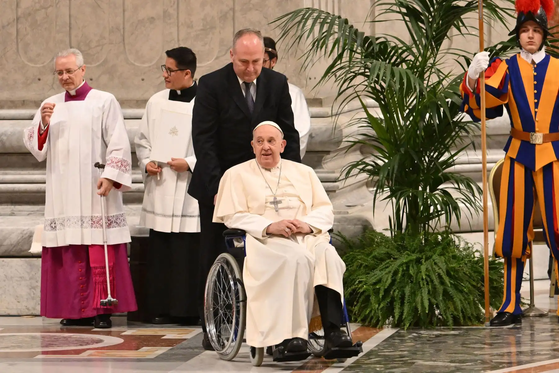 El Papa Francisco sale después de la misa crismal del Jueves Santo en la Basílica de San Pedro, en el Vaticano. Foto: ANDINA/AFP
