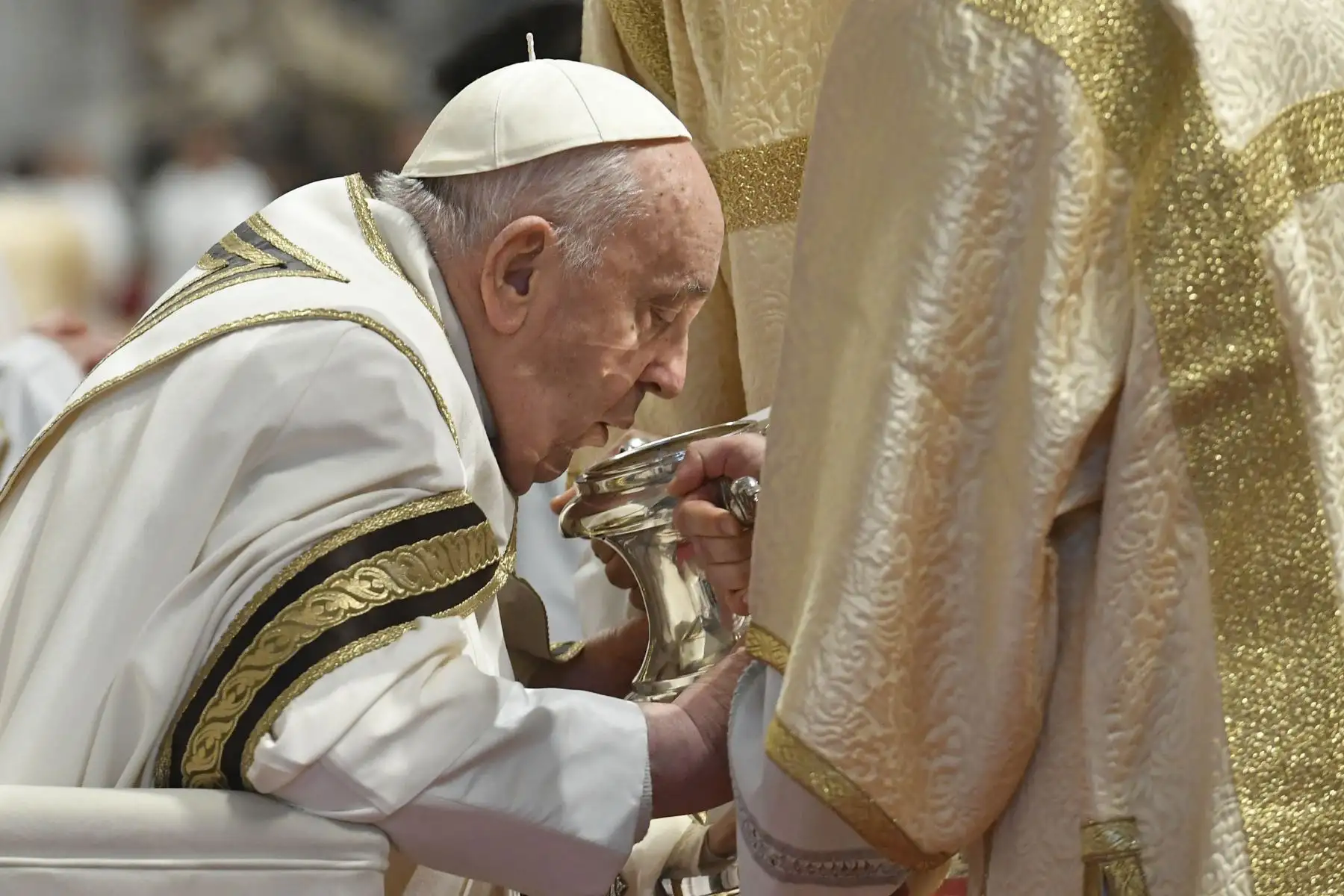 Papa Francisco soplando una jarra de plata que contiene el santo crisma durante la misa del Jueves Santo en el Vaticano. 
Foto: ANDINA/ AFP