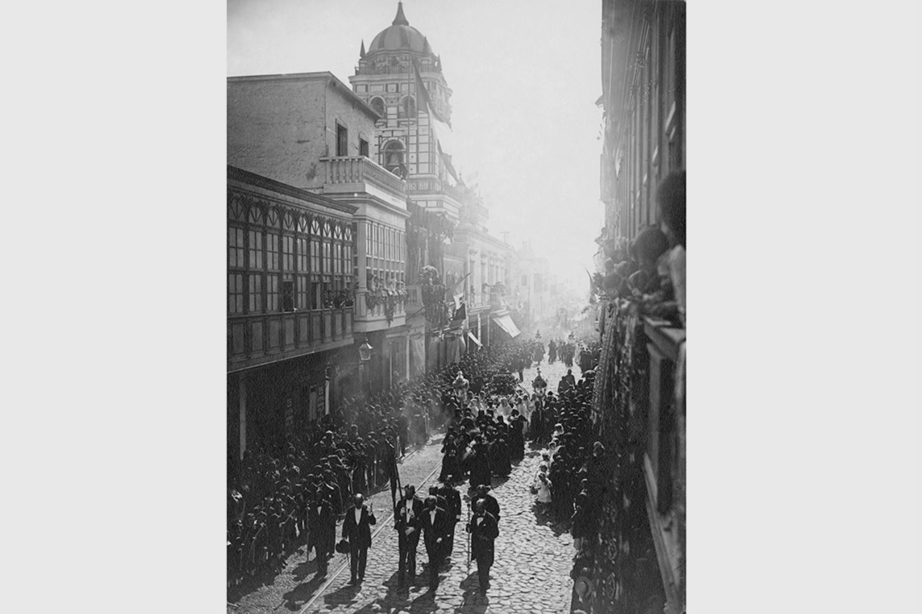 Lima - 1890 / Procesión de Semana Santa en una céntrica calle de la capital. Foto: Archivo Courret / BNP