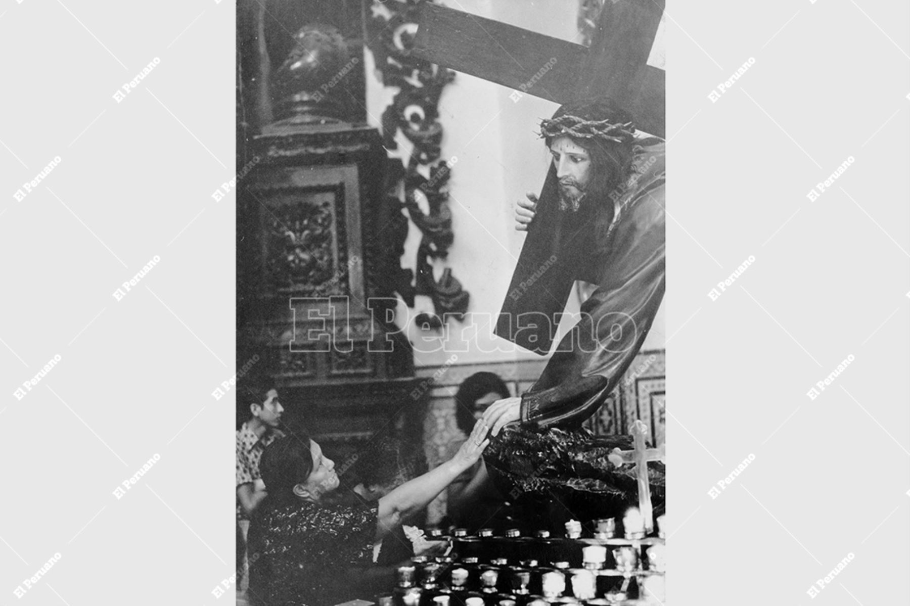 Lima - 15 de abril 1976 / Una mujer toca la imagen de Cristo durante el tradicional recorrido de las siete iglesias en Jueves Santo. Foto: Archivo Histórico de El Peruano / Pavel Marrul