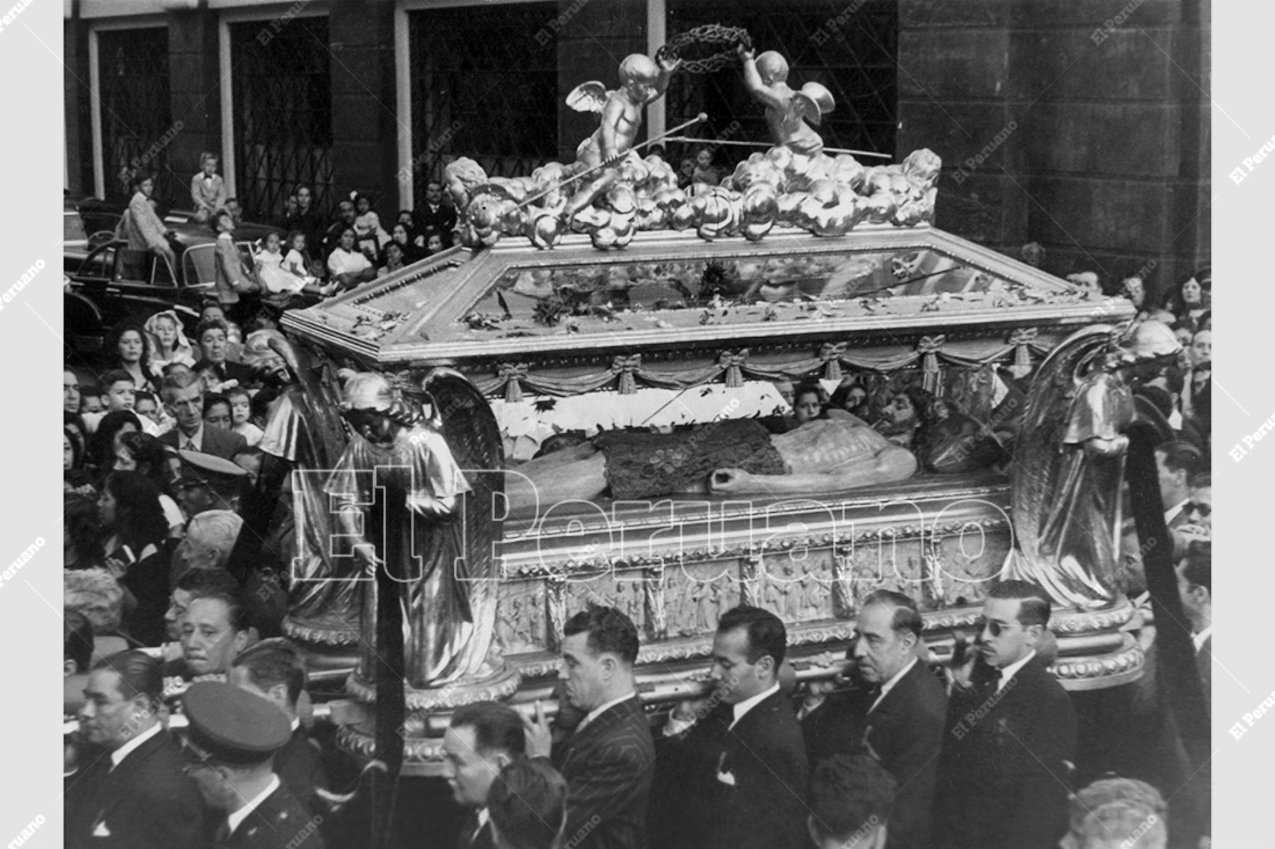 Lima - 11 abril 1952 / El catafalco llevando la efigie del Cristo yacente, durante la procesión del Santo Sepulcro, que recorriera las calles céntricas de Lima en Viernes Santo. Foto: Archivo Histórico de El Peruano