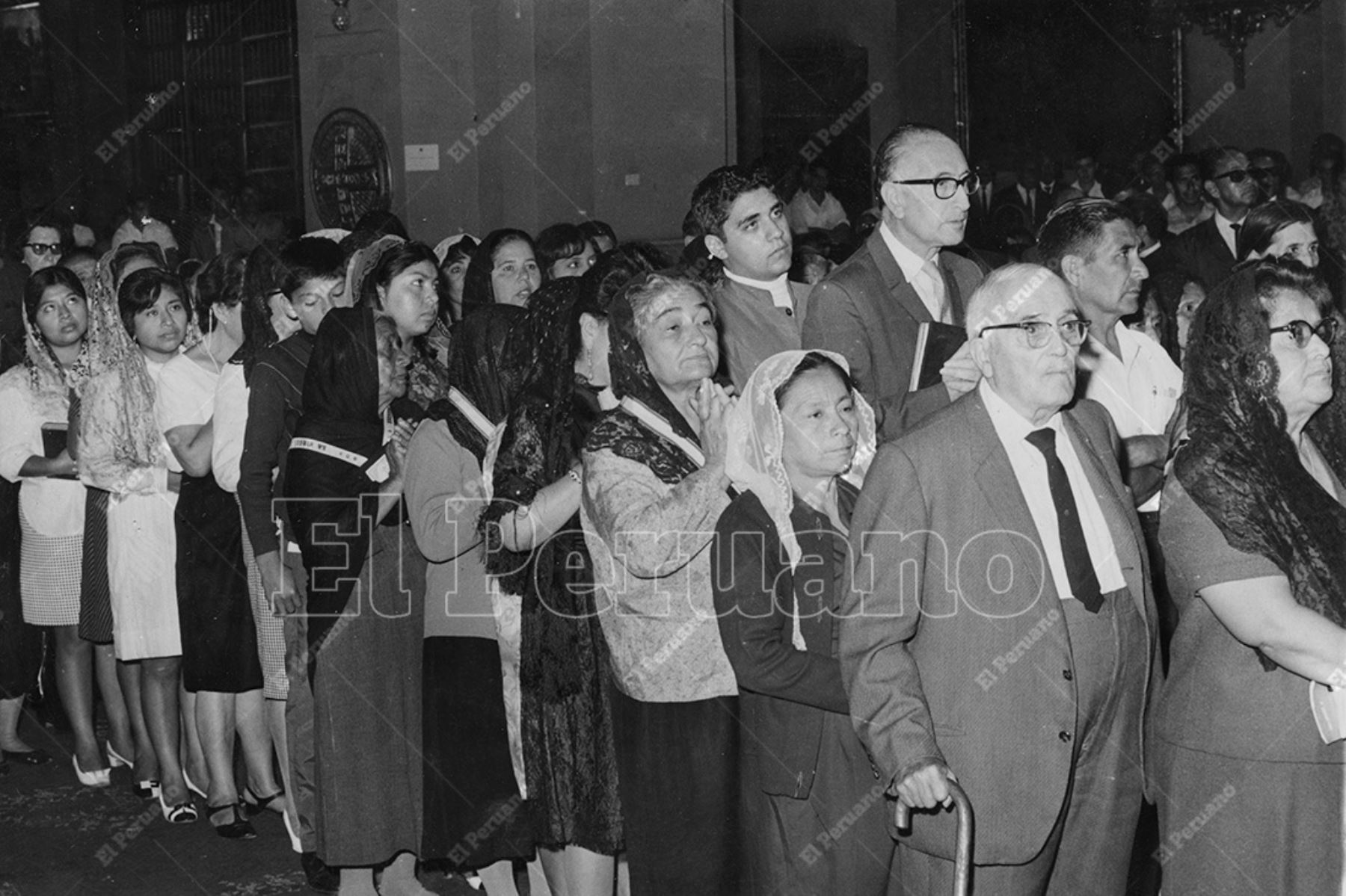 Lima - 3 abril 1969 / Fieles forman colas durante el recorrido de las siete iglesias en Jueves Santo. Las limeñas continúan con la tradición de llevar mantillas en señal de duelo y respeto. Foto: Archivo Histórico de El Peruano