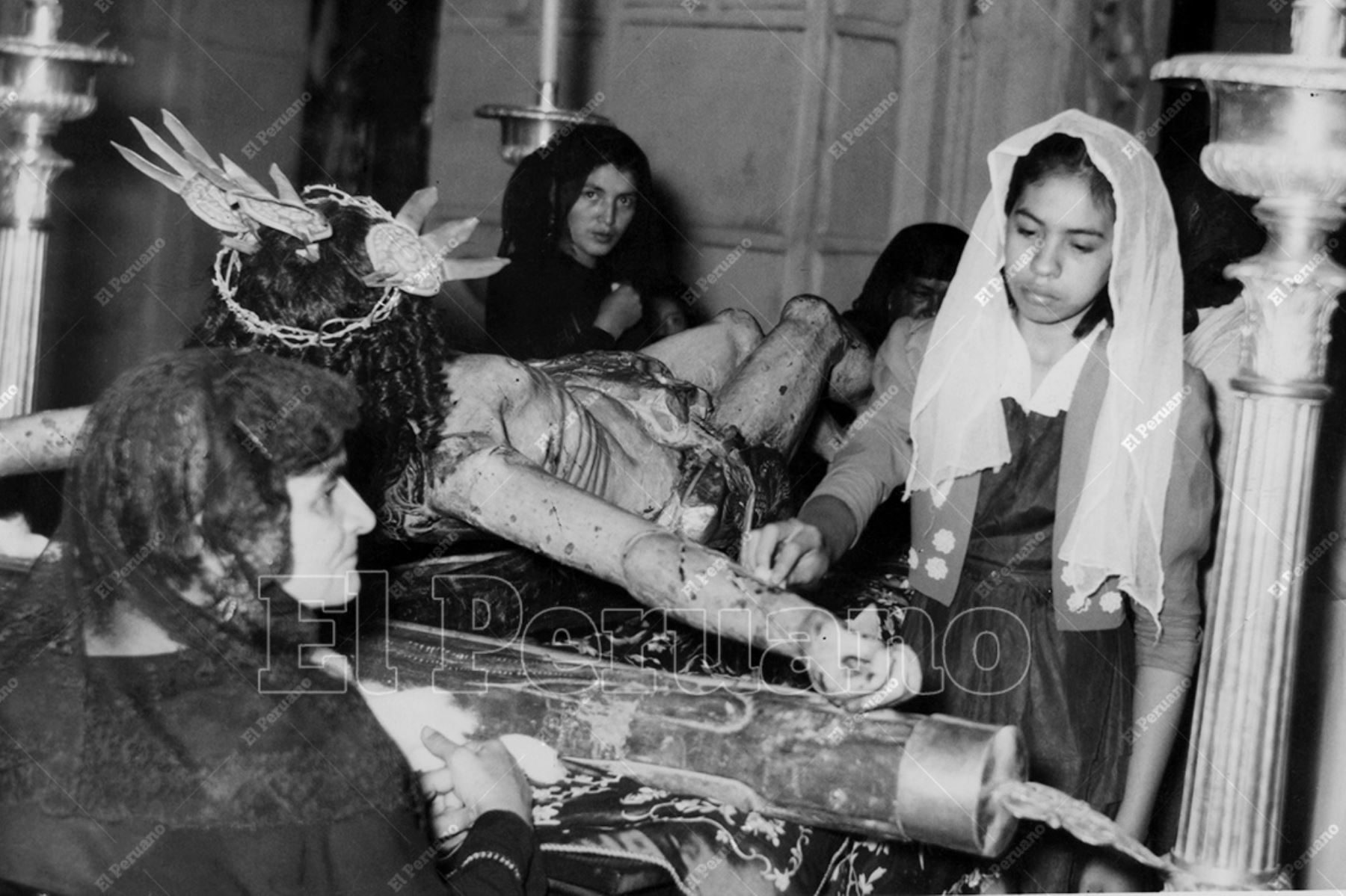 Lima - 7 abril 1955 / Varias mujeres con mantillas se acercan a la imagen del Cristo  en una iglesia de la capital en Viernes Santo. Foto: Archivo Histórico de El Peruano