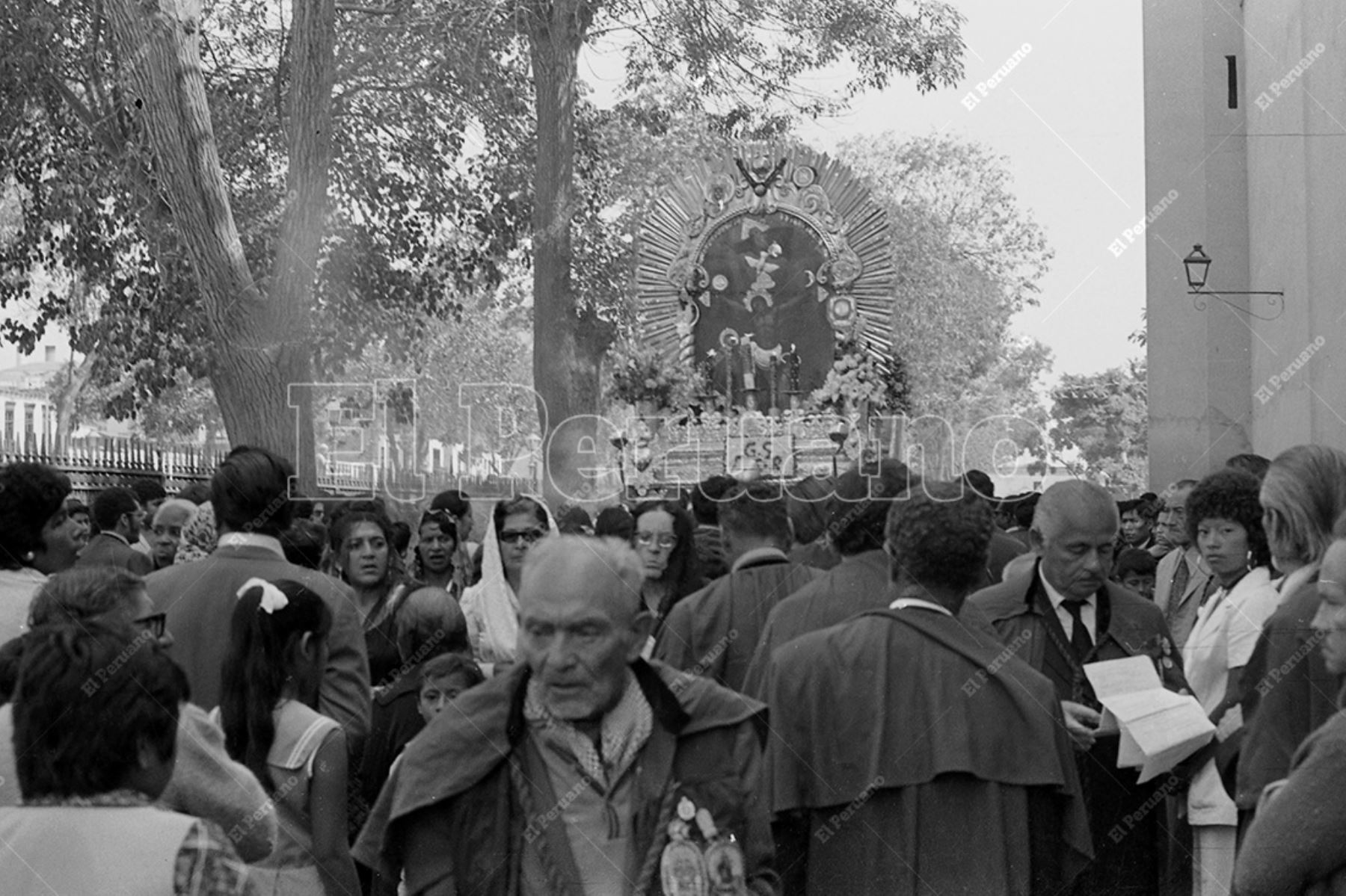 Lima - 28 marzo 1975 / La sagrada imagen del Señor de los Milagros  salió en procesión en Viernes Santo. Foto: Archivo Histórico de El Peruano / Rómulo Luján