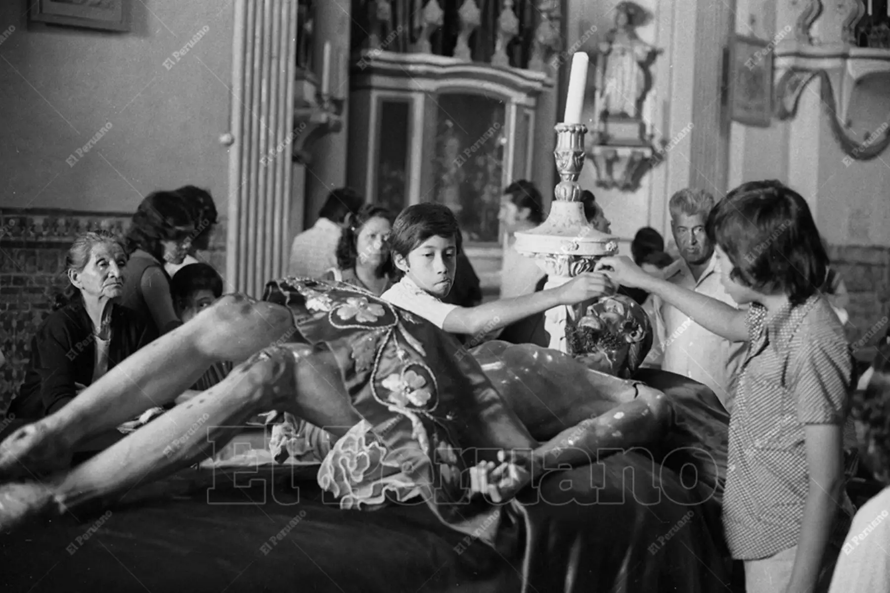 Lima - 28 marzo 1975 /  Cristo es el centro de la liturgia en Viernes Santo. Limeños visitaron las iglesias del Centro Histórico. Foto: Archivo Histórico de El Peruano / Rolando Ángeles