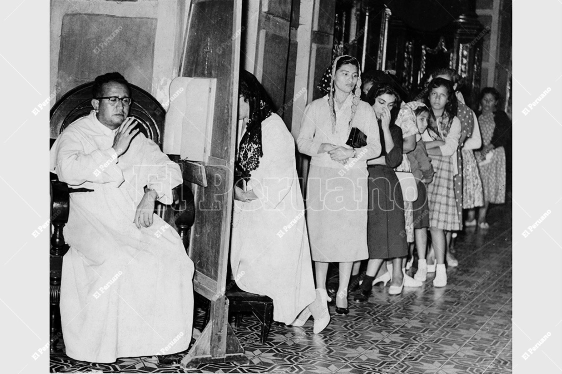 Lima - 13 abril 1960 / Tiempo de fe y perdón. Fieles acuden a los confesionarios de las iglesias en Semana Santa. Foto: Archivo Histórico de El Peruano