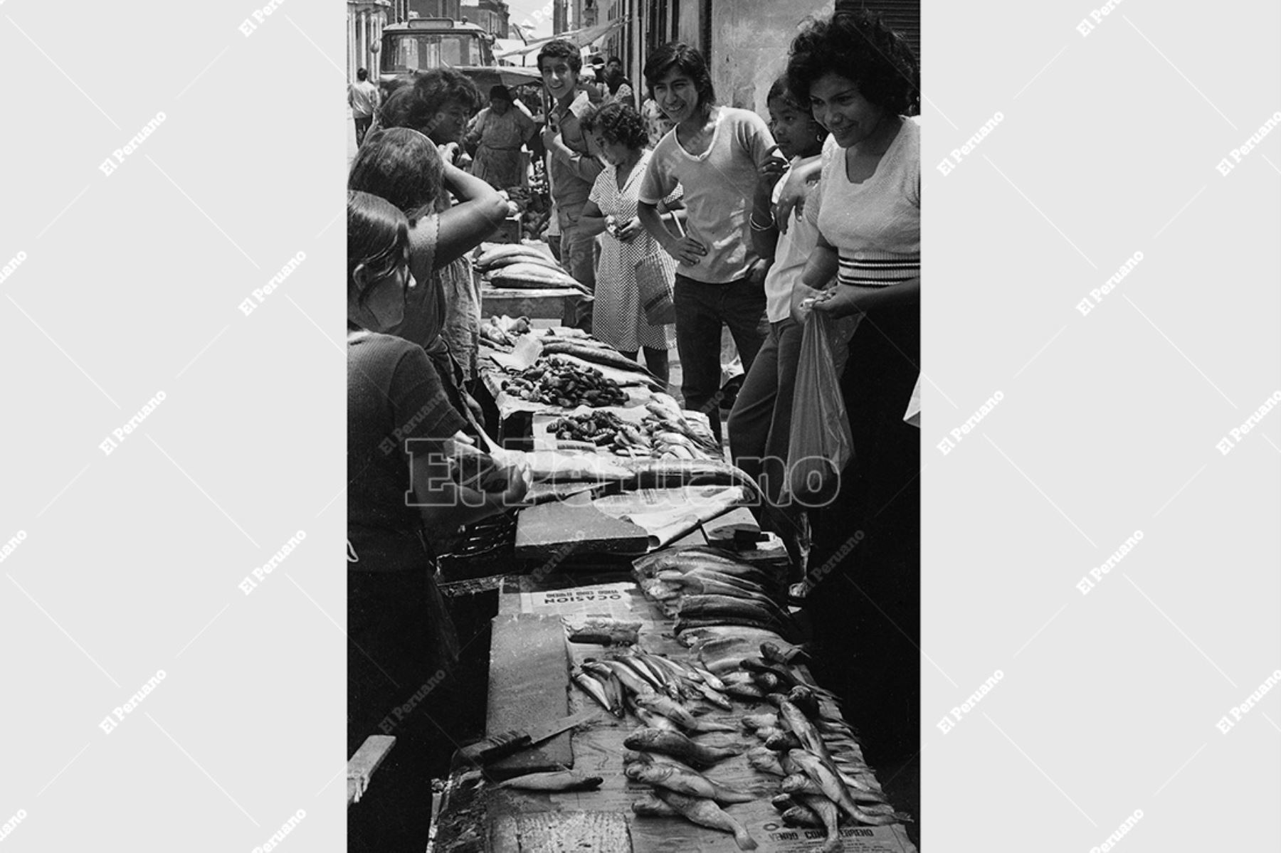 Callao - 28 marzo 1975 / Venta de pescado en un mercadillo del Callao en Viernes Santo. Foto: Archivo Histórico de El Peruano / Rómulo Luján