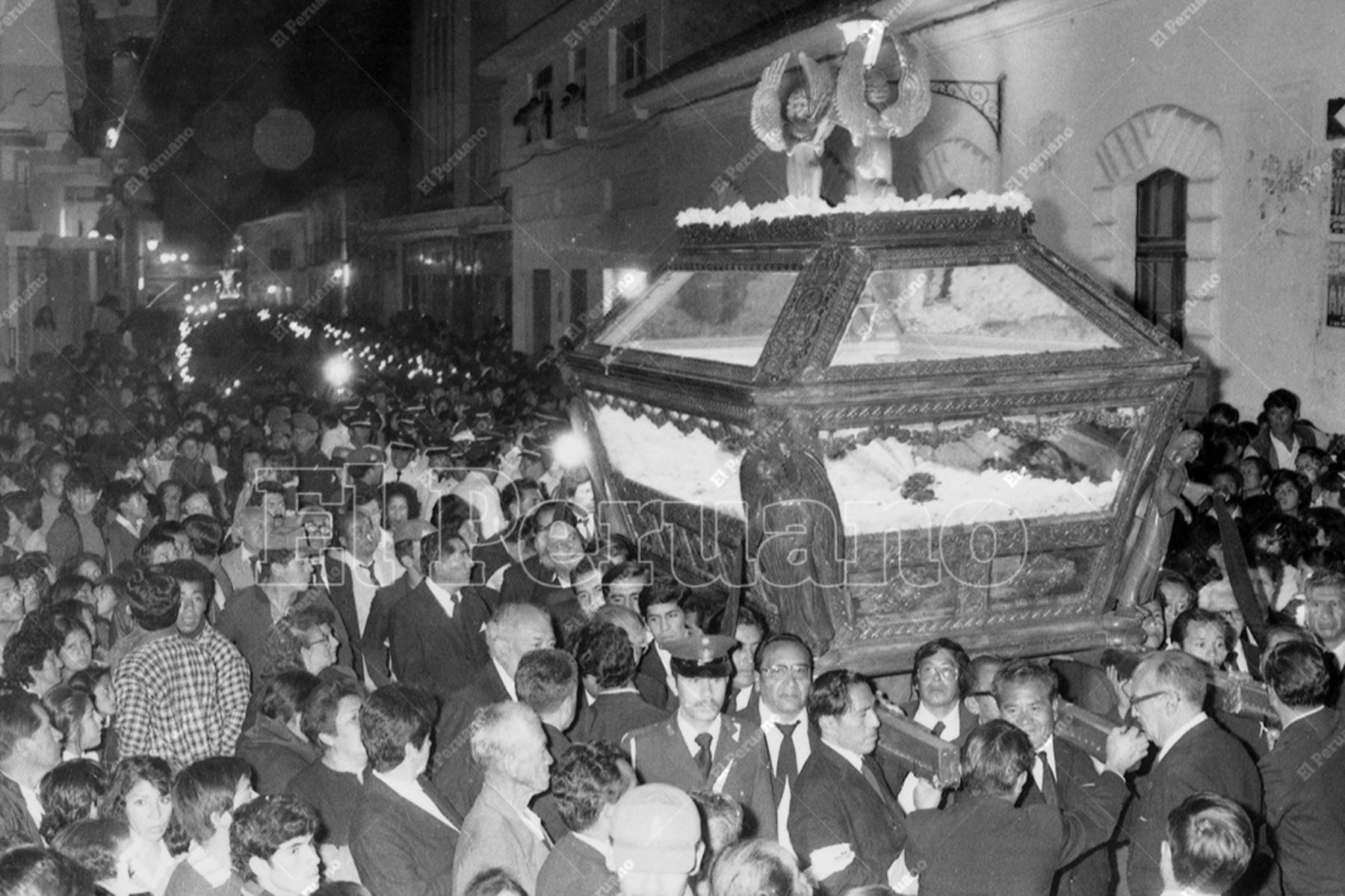 Ayacucho - 28 marzo 1986 / El Cristo yacente salió en procesión por las calles acompañado de una gran multitud. Miles de personas participaron en las procesiones de Viernes Santo.  Archivo Histórico de El Peruano / Pavel Marrul