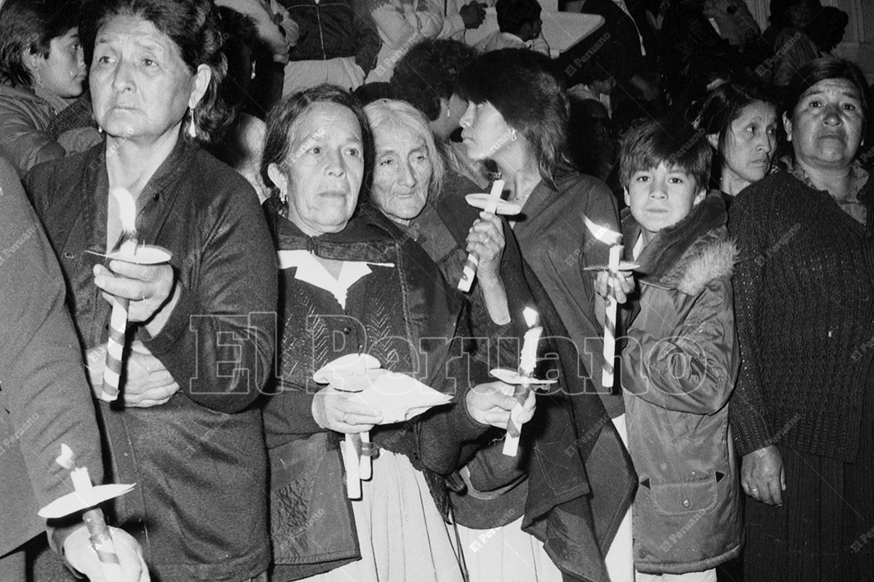 Ayacucho - 28 marzo 1986 / Luz de esperanza. Con gran fervor religioso las mujeres ayacuchanas acompañaron la procesión de Viernes Santo. Foto: Archivo Histórico de El Peruano / Pavel Marrul