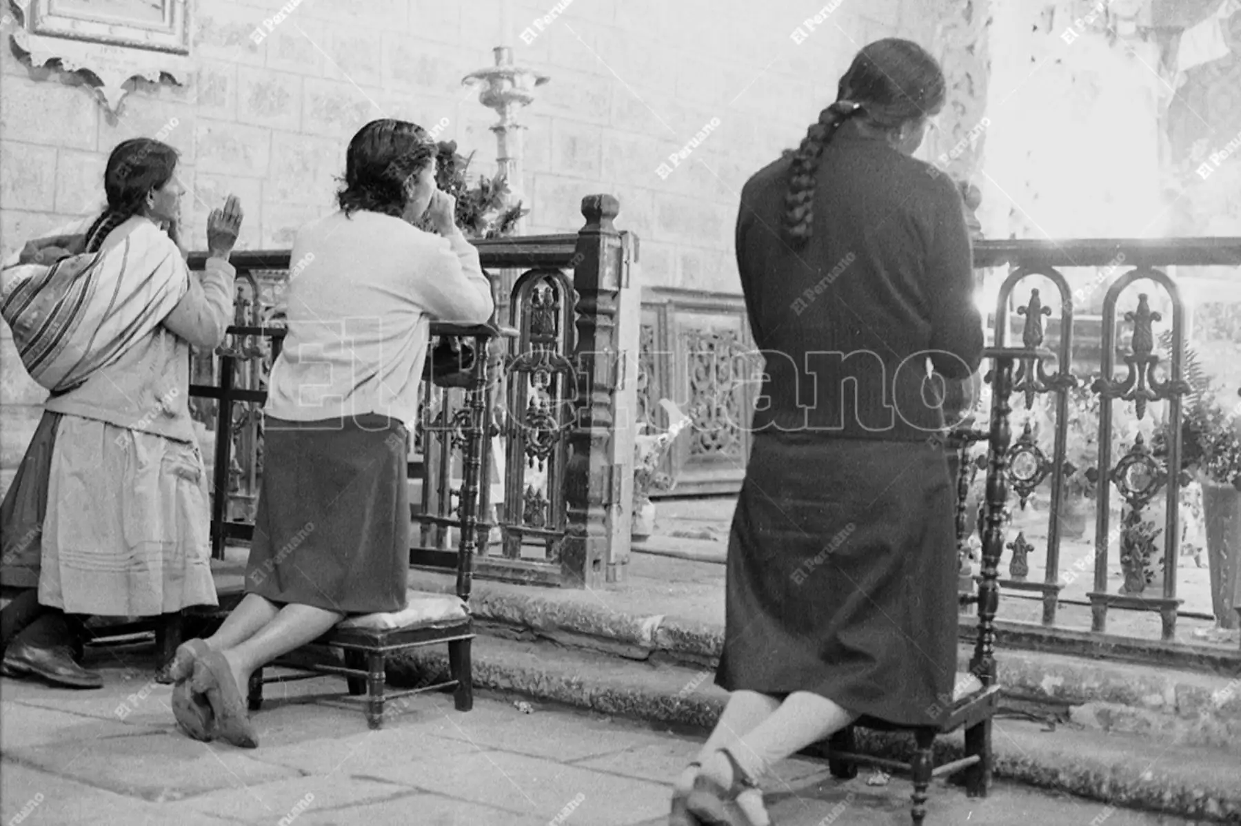 Ayacucho - 28 marzo 1986 / Devoción católica. Mujeres se arrodillan ante un altar. Todas las iglesias permanecieron abiertas en Viernes Santo, un día que transcurrió con paz y tranquilidad. Foto: Archivo Histórico de El Peruano / Pavel Marrul