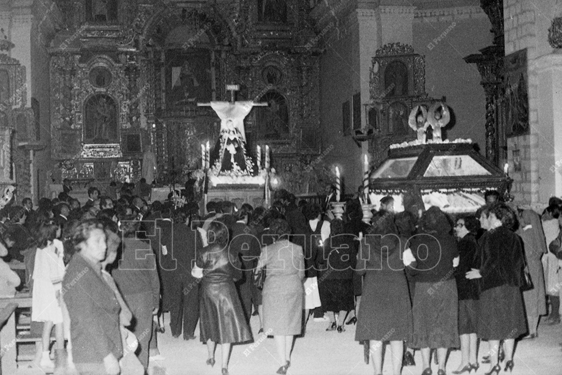 Ayacucho - 28 marzo 1986 / Encuentro del Cristo yacente y la Virgen Dolorosa en la procesión del Santo Sepulcro en Viernes Santo. Foto: Archivo Histórico de El Peruano / Pavel Marrul