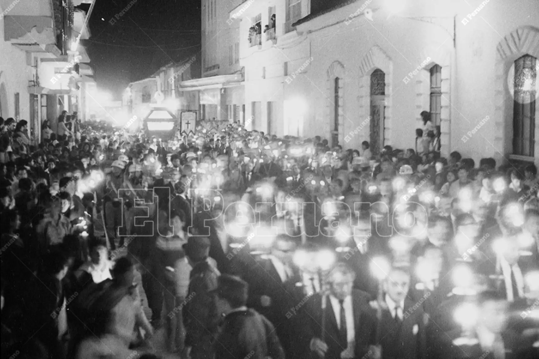 Ayacucho - 28 marzo 1986 / Multitudinaria procesión del Santo Sepulcro en Viernes Santo. Las autoridades calculan que unas doscientas mil personas participaron en las procesiones de Semana Santa. Foto: Archivo Histórico de El Peruano / Pavel Marrul
