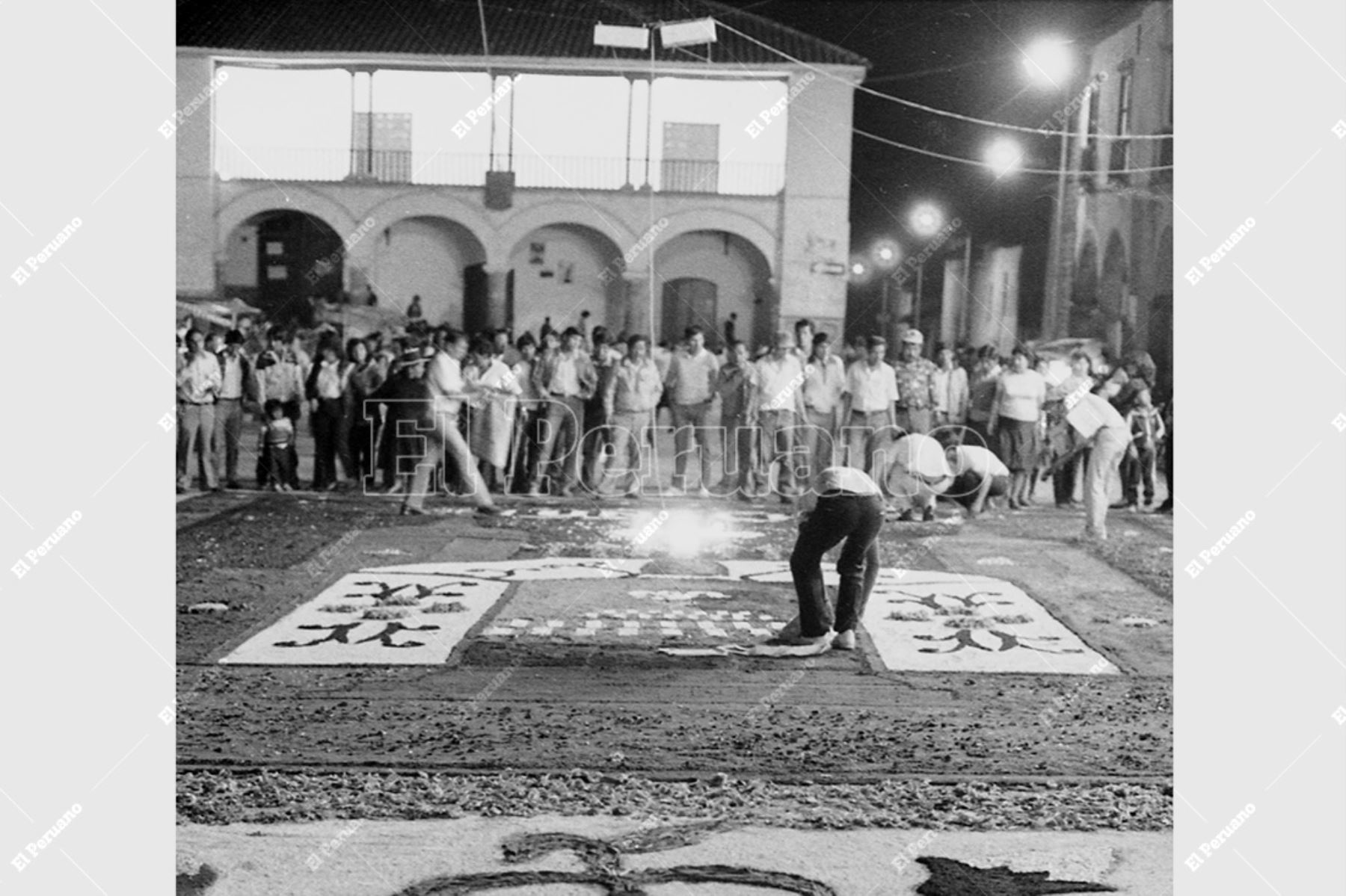 Ayacucho - 28 marzo 1986 / Una verdadera expresión de arte son las alfombras de flores que se preparan para el paso de las procesiones en Viernes Santo. Foto: Archivo Histórico de El Peruano / Pavel Marrul