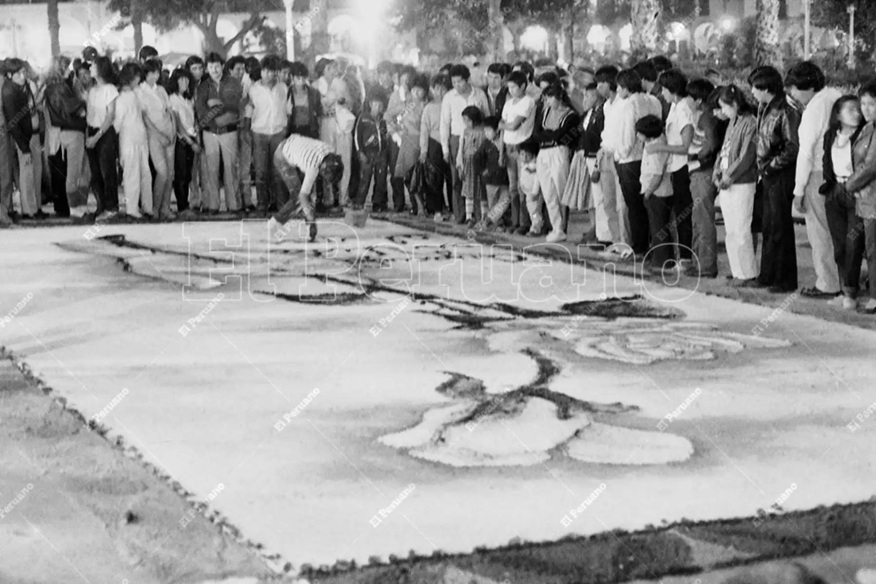 Ayacucho - 28 marzo 1986 / Una verdadera expresión de arte son las alfombras de flores que se preparan para el paso de las procesiones en Viernes Santo. Foto: Archivo Histórico de El Peruano / Pavel Marrul