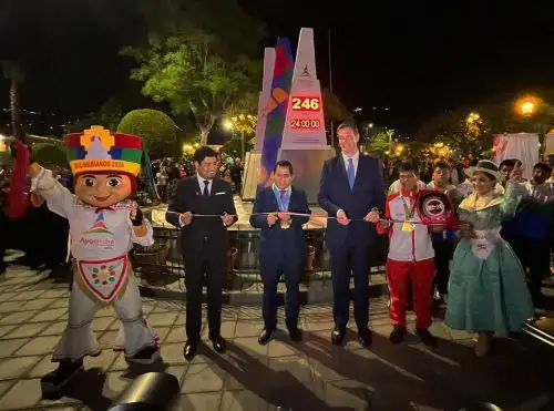 El reloj ubicado en medio de la Plaza Mayor mide 4 metros de alto y tiene una estructura que se asimila al obelisco de la Pampa de Ayacucho.