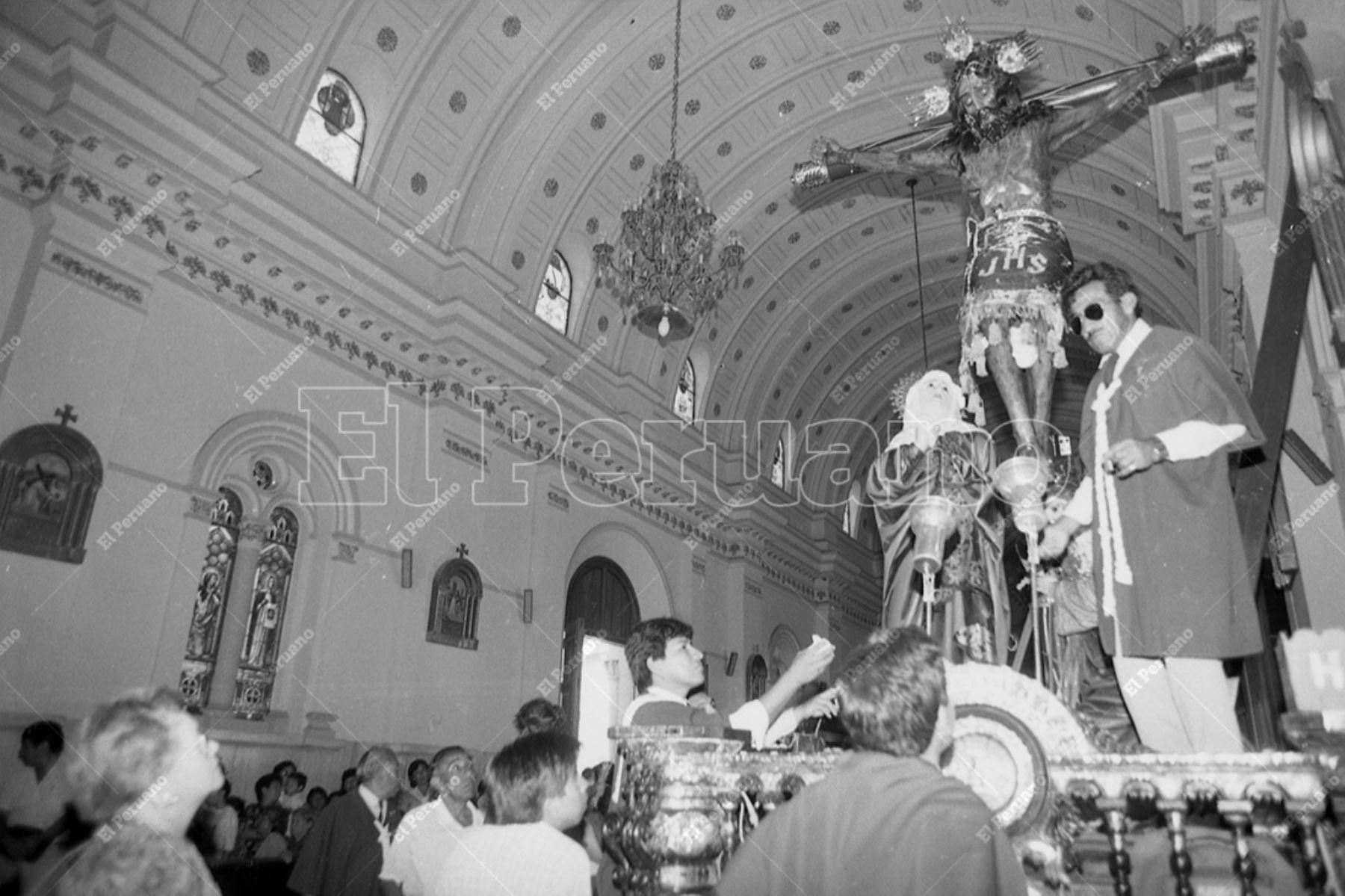 Ica - 8 abril 1993 / Con profunda fe católica se realizó la tradicional bajada de la venerada efigie del Señor de Luren en Jueves Santo. Foto: Archivo Histórico de El Peruano / Natali Rodríguez