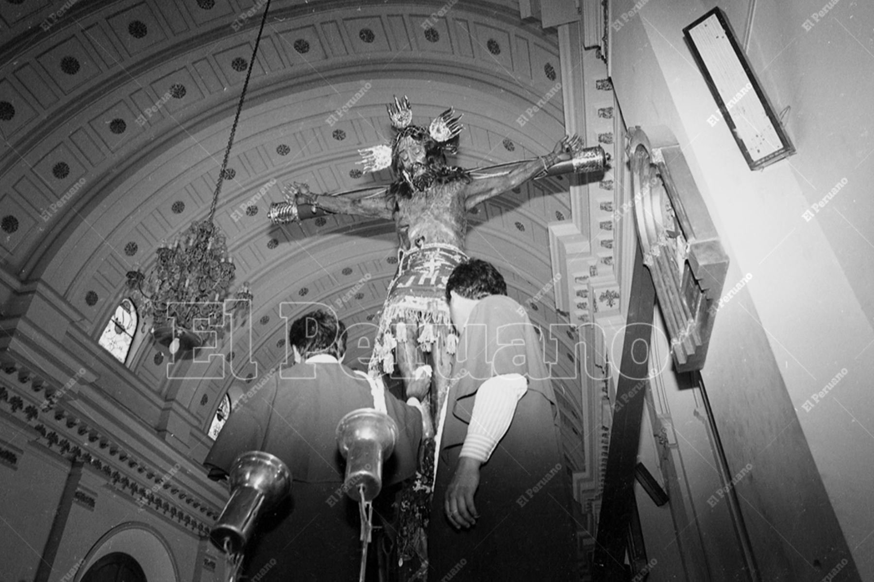 Ica - 8 abril 1993 / Con profunda fe católica se realizó la tradicional bajada de la venerada efigie del Señor de Luren en Jueves Santo. Foto: Archivo Histórico de El Peruano / Natali Rodríguez