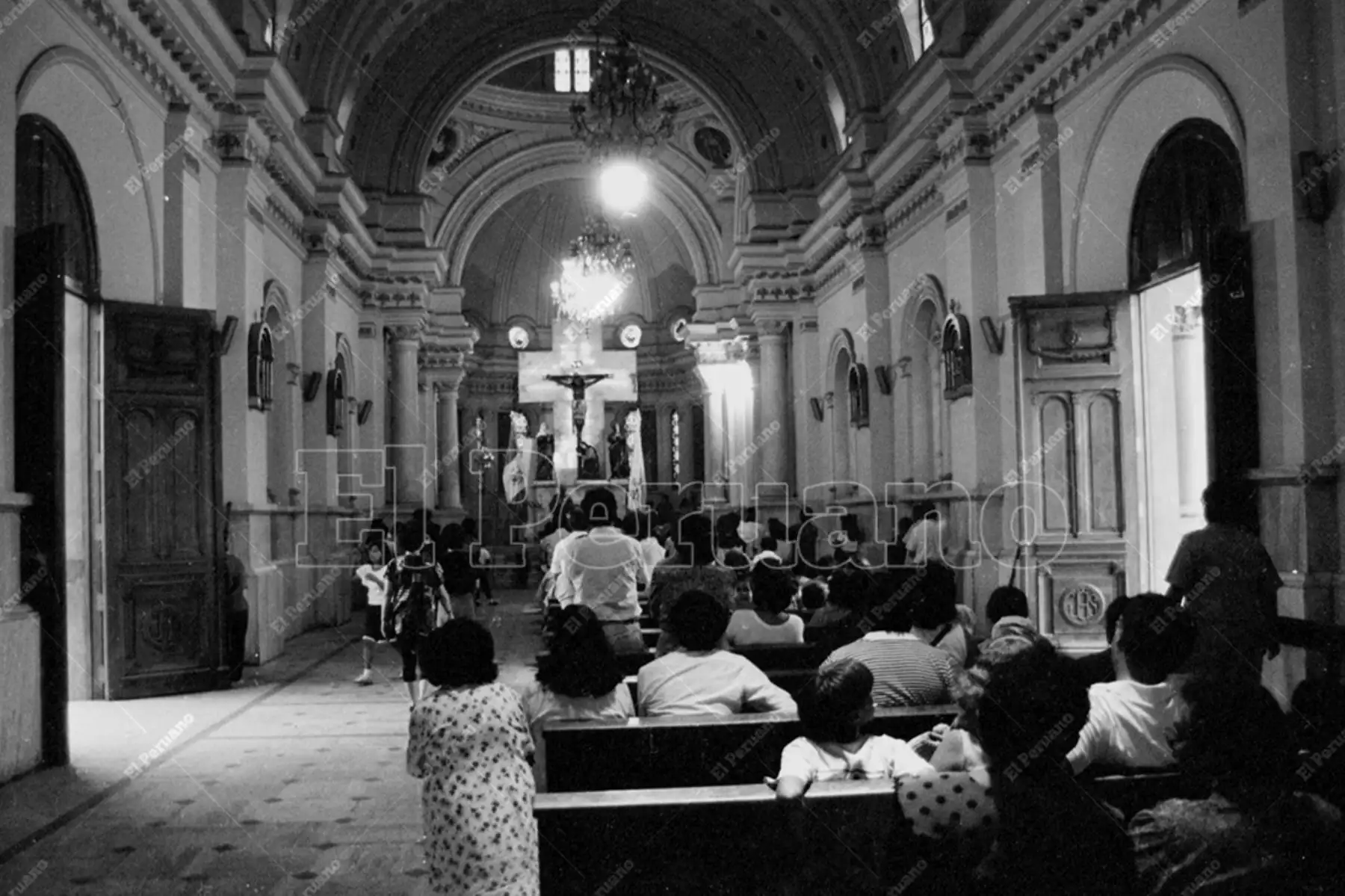 Ica - 8 abril 1993 / Con profunda fe católica los devotos se preparan para  la tradicional bajada de la venerada imagen del Señor de Luren en Jueves Santo. Foto: Archivo Histórico de El Peruano / Natali Rodríguez