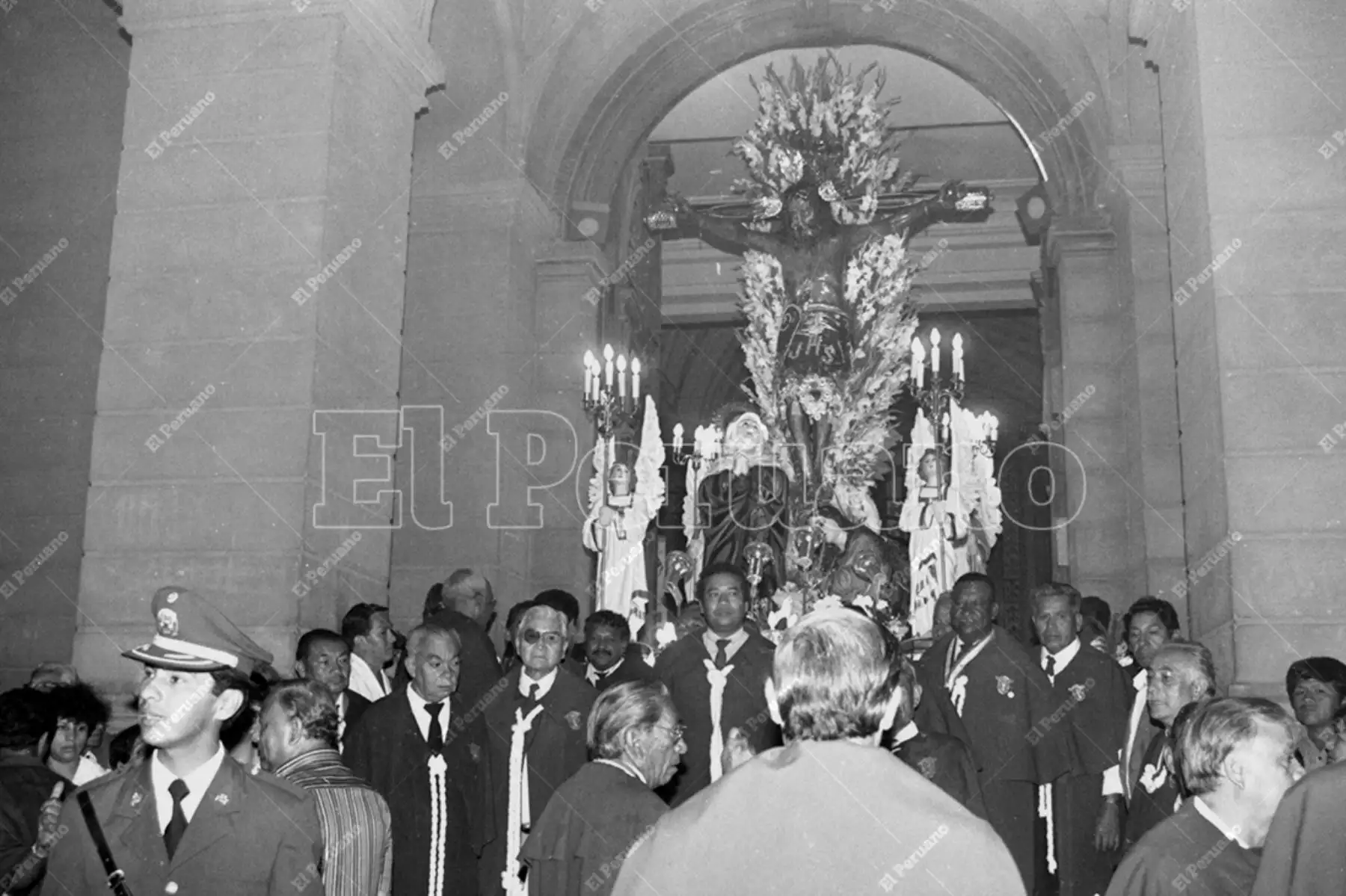 Ica - 8 abril 1993 / La procesión del Señor de Luren parte de su templo en la noche de Jueves Santo. Una multitud lo acompañará durante toda la noche. Foto: Archivo Histórico de El Peruano / Natali Rodríguez