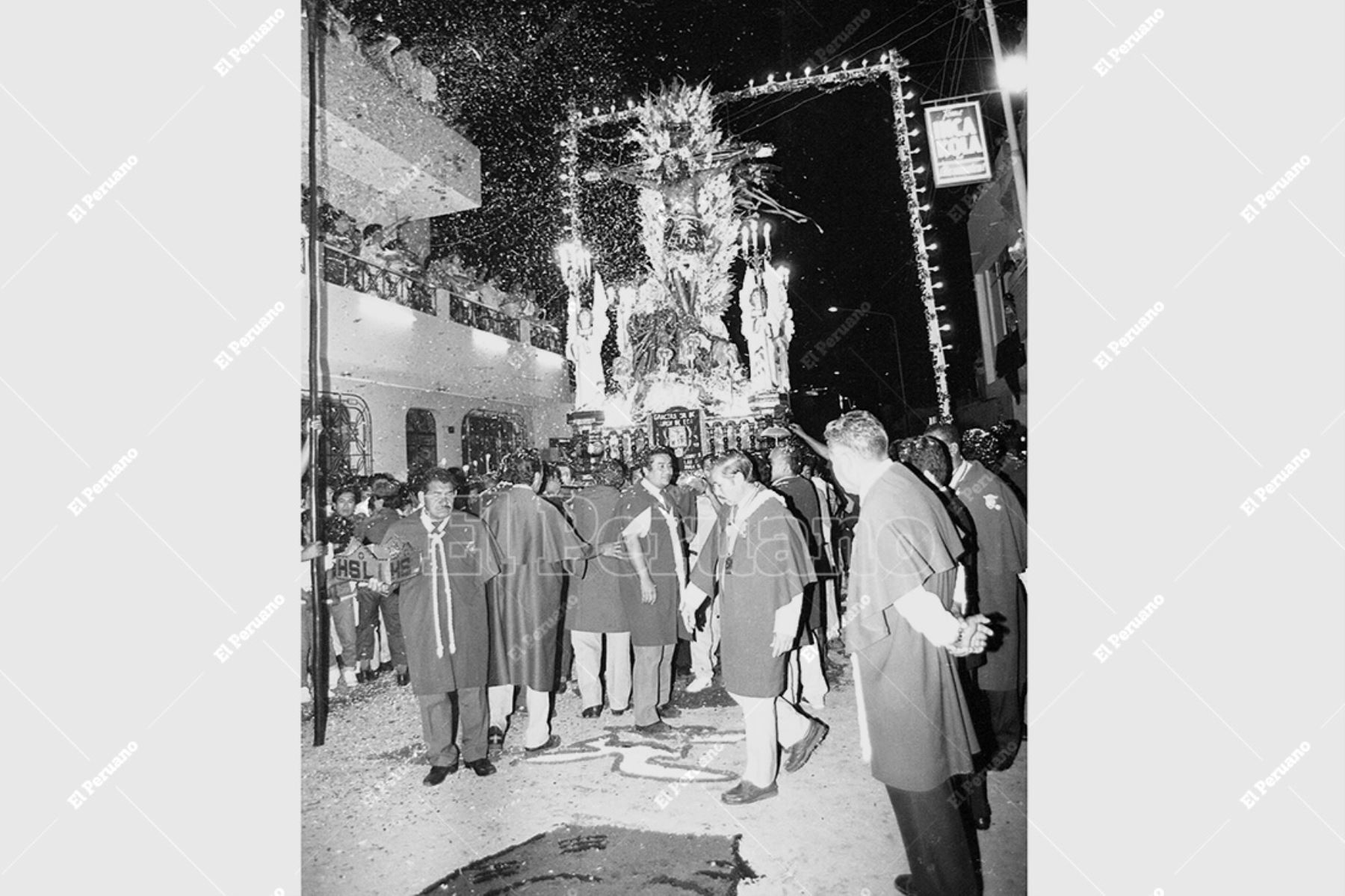 Ica - 8 abril 1993 / Flores para celebrar el paso del Señor de Luren en Semana Santa. Foto: Archivo Histórico de El Peruano / Natali Rodríguez