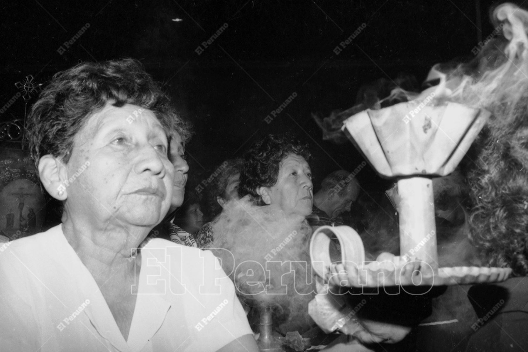Ica - 8 abril 1993 / Sahumadoras en la tradicional procesión del Señor de Luren en Semana Santa. Foto: Archivo Histórico de El Peruano / Natali Rodríguez