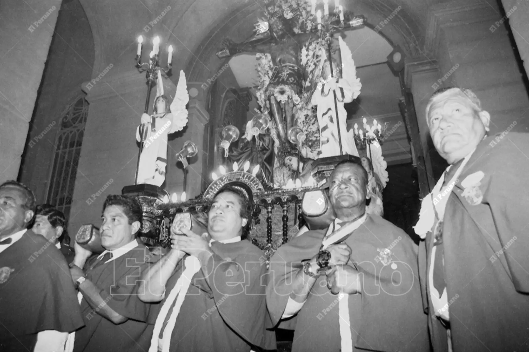 Ica - 8 abril 1993 / La procesión del Señor de Luren parte de su templo en la noche del Jueves Santo. Una multitud lo acompañará durante toda la noche. Foto: Archivo Histórico de El Peruano / Natali Rodríguez