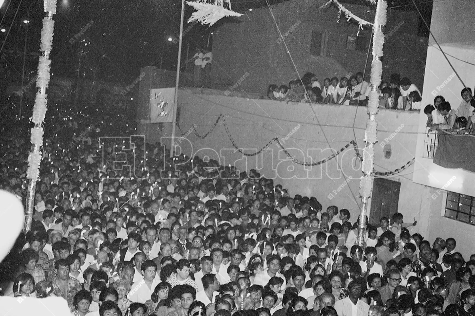 Ica - 8 abril 1993 / Una multitud de fieles y peregrinos llegados de todo el departamento acompaña al  Señor de Luren en su recorrido por la ciudad en Semana Santa. Foto: Archivo Histórico de El Peruano / Natali Rodríguez