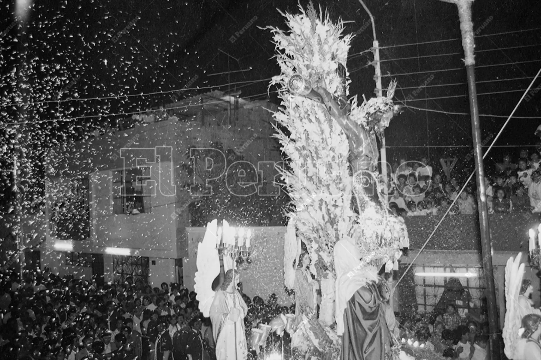 Ica - 8 abril 1993 / Una multitud de fieles y peregrinos llegados de todo el departamento acompaña al  Señor de Luren en su recorrido por la ciudad en Semana Santa. Foto: Archivo Histórico de El Peruano / Natali Rodríguez