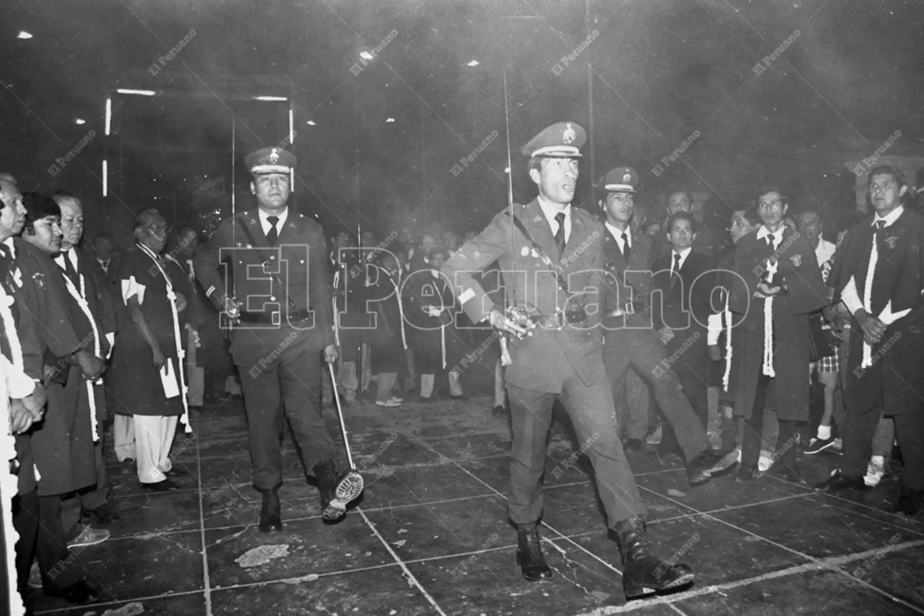 Ica - 8 abril 1993 / Durante su recorrido procesional, la imagen del Señor de Luren  recibe el homenaje de  diversas instituciones de la ciudad de Ica. Foto: Archivo Histórico de El Peruano / Natali Rodríguez