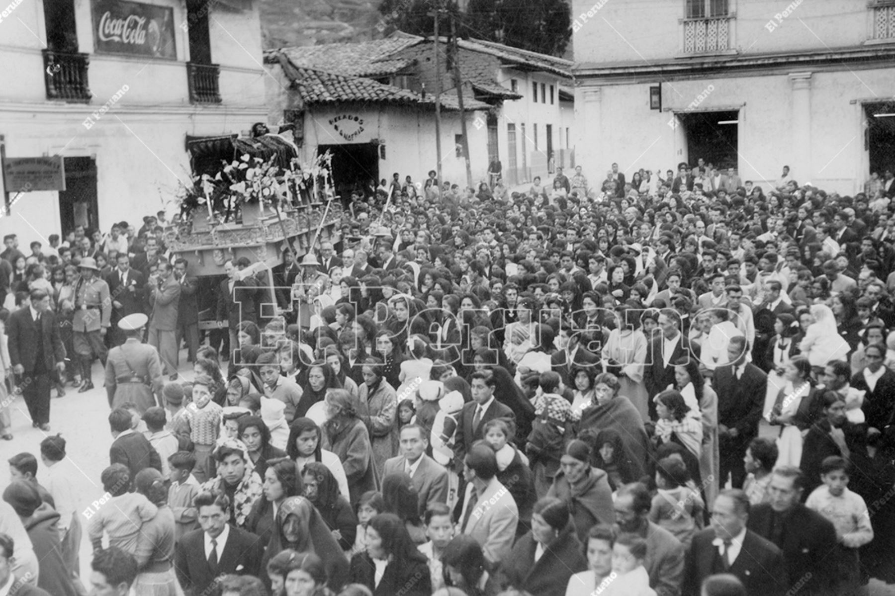 Junín - 19 abril 1957 / Procesión del Santo Sepulcro recorre las principales calles de Jauja en Viernes Santo. Archivo Histórico de El Peruano.