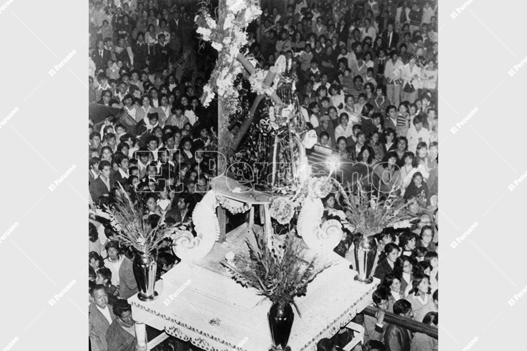 Junín - 15 abril 1981 / Un verdadero mar humano acompañó en Miércoles Santo la procesión de Jesús Nazareno y su encuentro con la Virgen Dolorosa en Huancayo. Foto: Archivo Histórico de El Peruano