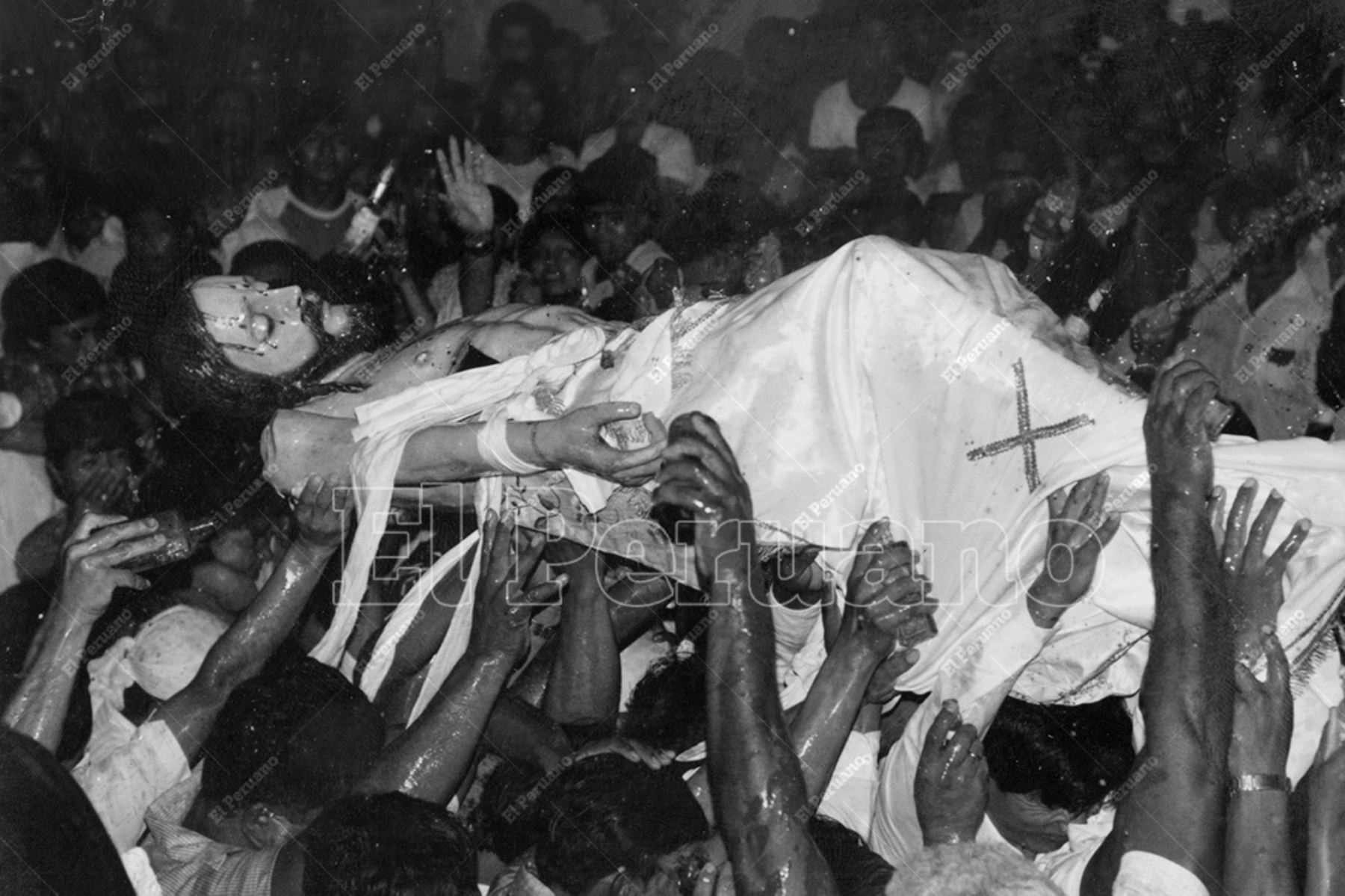 Piura - 20 abril 1984 / Ceremonia de perfumación después de descendimiento de la imagen de Jesucristo en Viernes Santo en Catacaos. Foto: Archivo Histórico de El Peruano