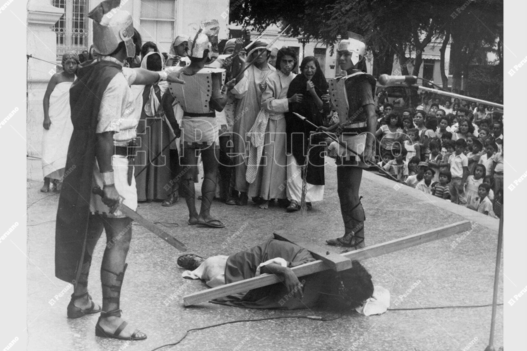 Piura - 17 abril 1981 / Jóvenes escenificaron el  Vía Crucis en Viernes Santo. Foto: Archivo Histórico de El Peruano