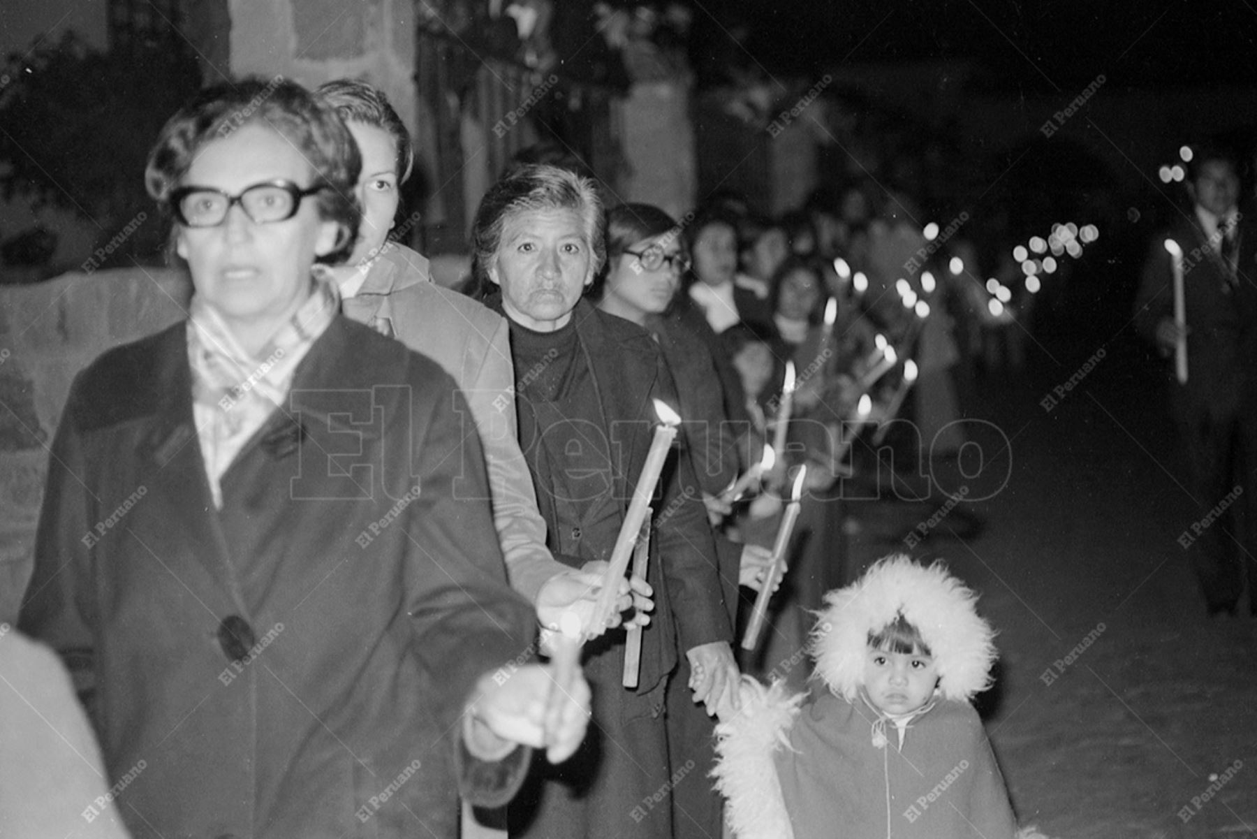 Arequipa - 18 abril 1976 / Con gran fervor religioso y portando velas, las mujeres arequipeñas acompañaron la procesión de Viernes Santo. Foto: Archivo Histórico de El Peruano / Oswaldo Sánchez
